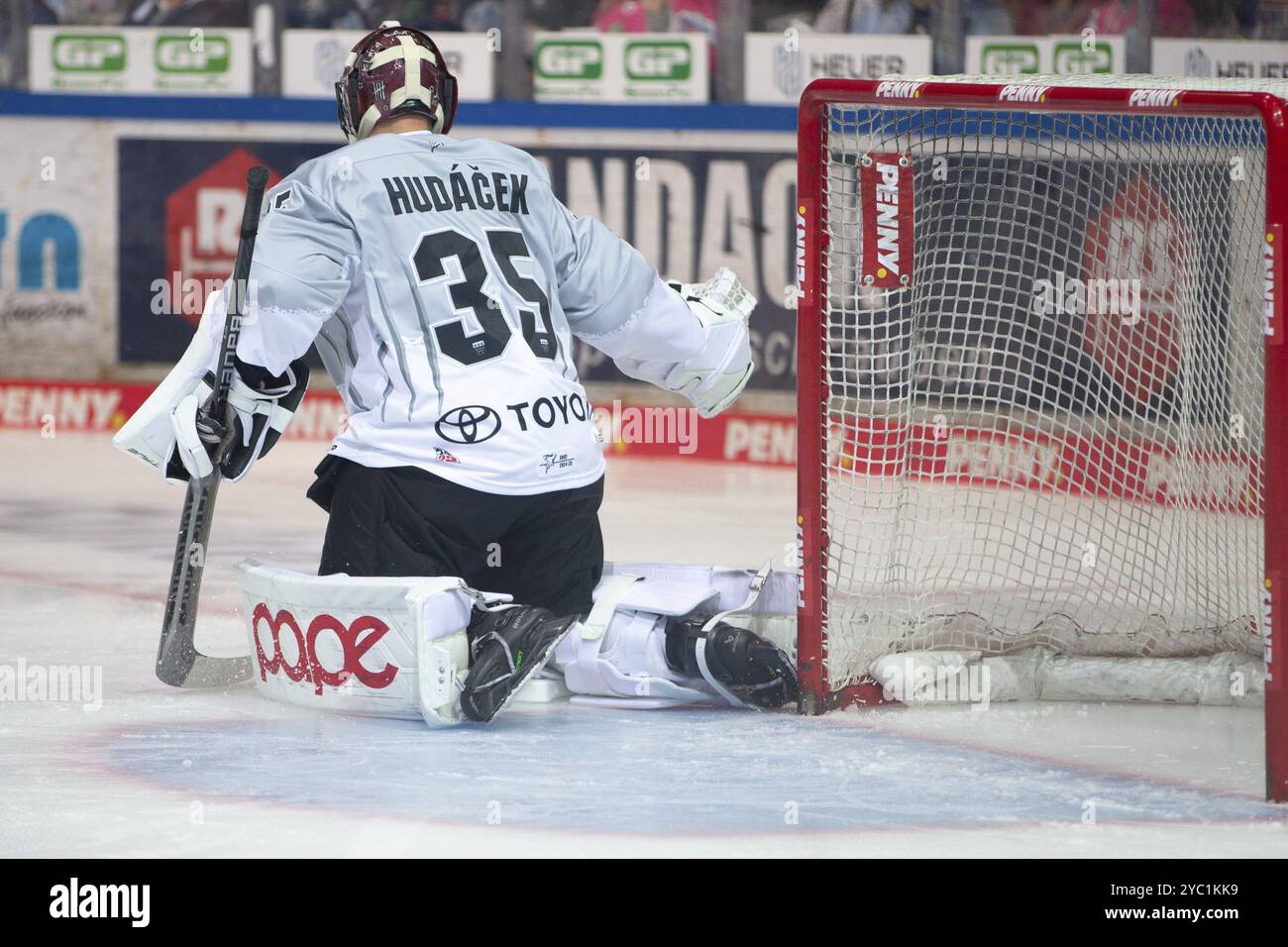 Balver Zinn Arena, Iserlohn, Rhénanie du Nord-Westphalie, Julius Hudacek (Koelner haie, #35), PENNY DEL, Iserlohn Roosters-Koelner haie le 20/10/2024 at th Banque D'Images