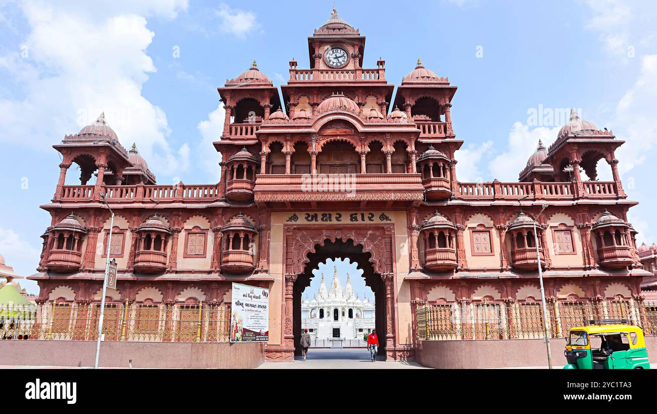 Énorme porte d'entrée de BAPS Shri Swaminarayan Mandir, Rajkot, Gujarat, Inde. Banque D'Images