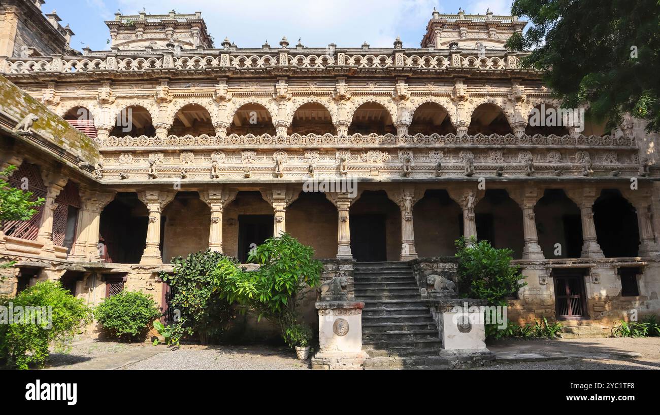 Vue sur le palais magnifiquement sculpté de Naulakha, Gondal, Rajkot, Gujarat, Inde. Banque D'Images