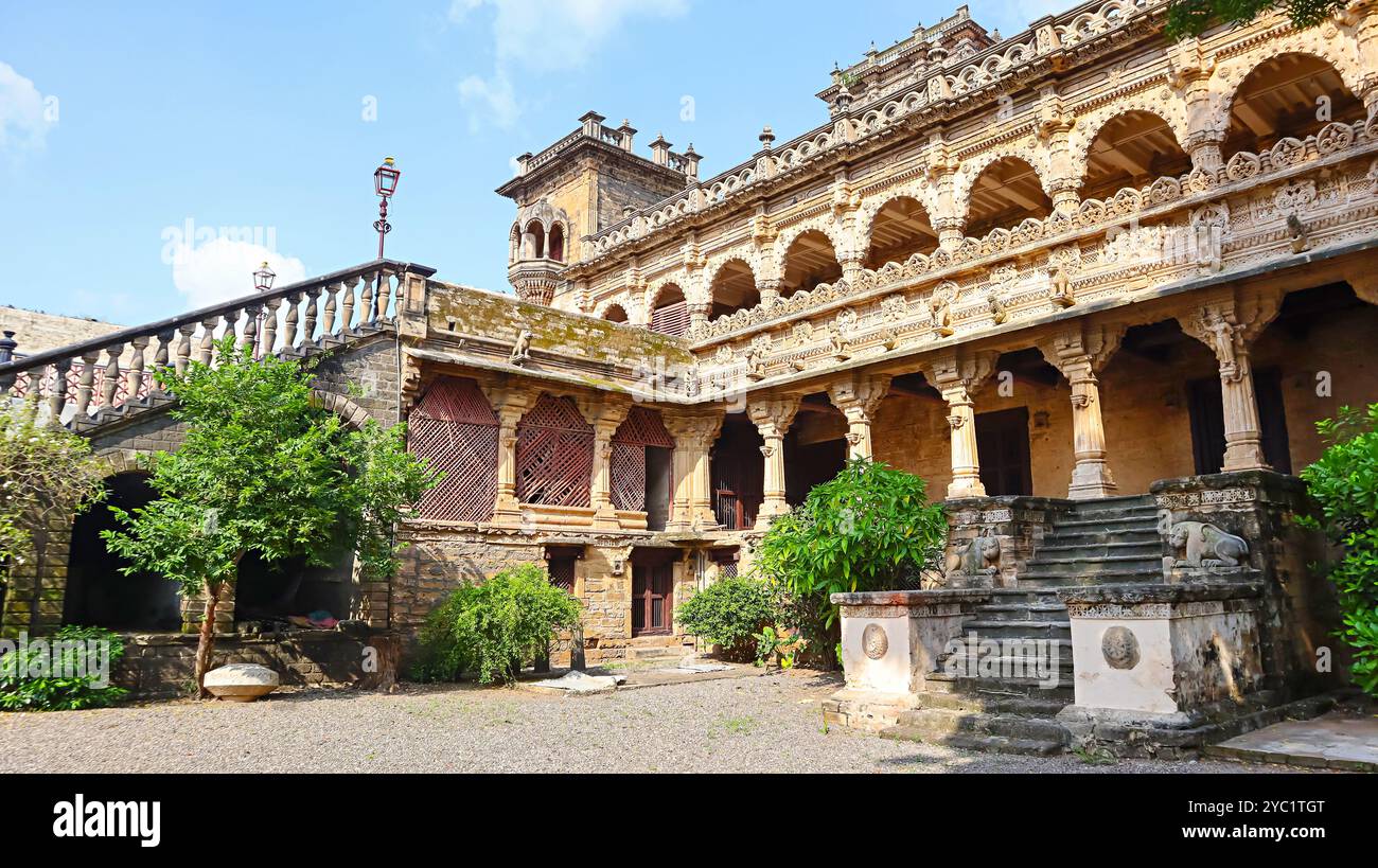 Vue sur le palais magnifiquement sculpté de Naulakha, Gondal, Rajkot, Gujarat, Inde. Banque D'Images