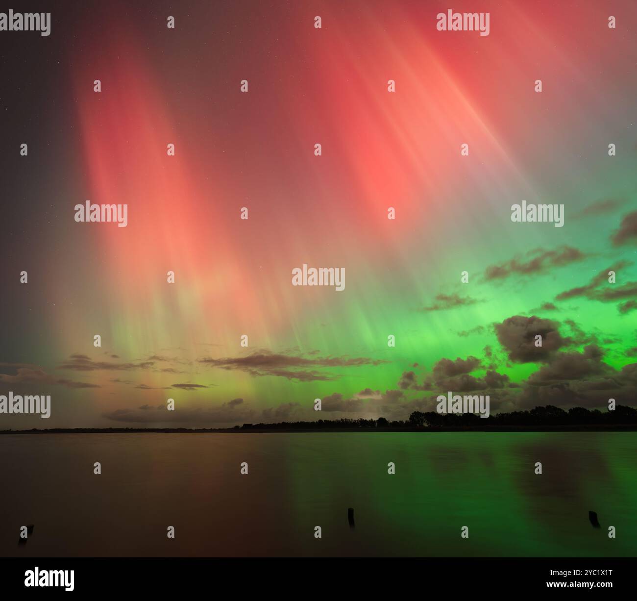 Les spectaculaires Aurora Borealis dansent au-dessus de Horsey Mere dans le Norfolk Banque D'Images