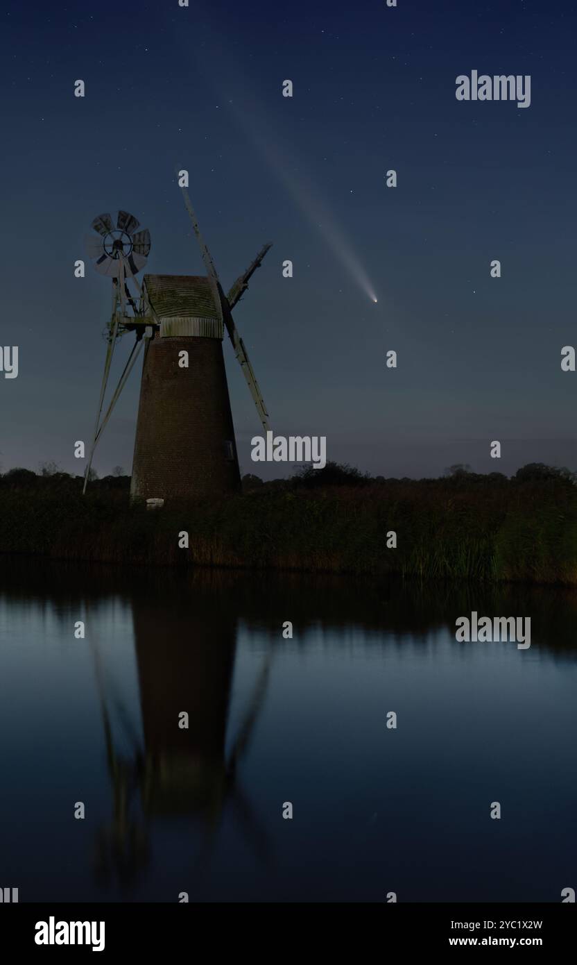 Comète C/2023 A3 (Tsuchinshan–ATLAS) au-dessus de l'usine de drainage Turf Fen, Norfolk Banque D'Images