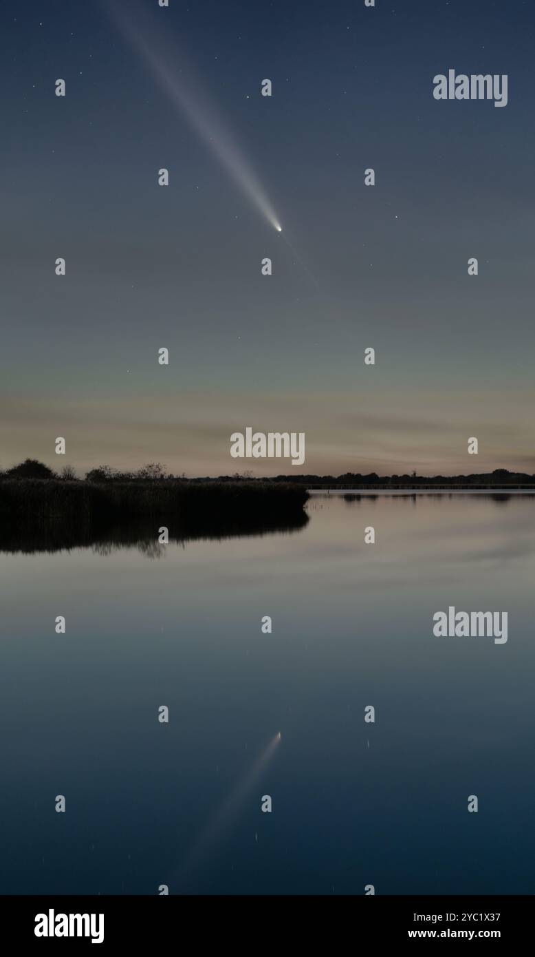 Comète C/2023 A3 (Tsuchinshan–ATLAS) au-dessus de Horsey Mere, Norfolk Banque D'Images