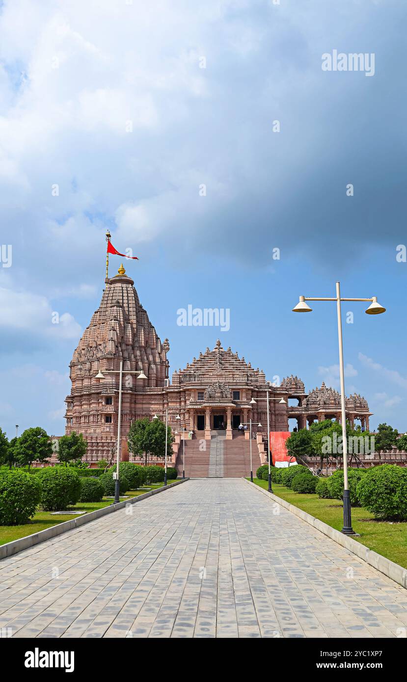 Vue du temple Shree Khondaldham nouvellement construit, Kagvad, Rajkot, Gujarat, Inde. Banque D'Images