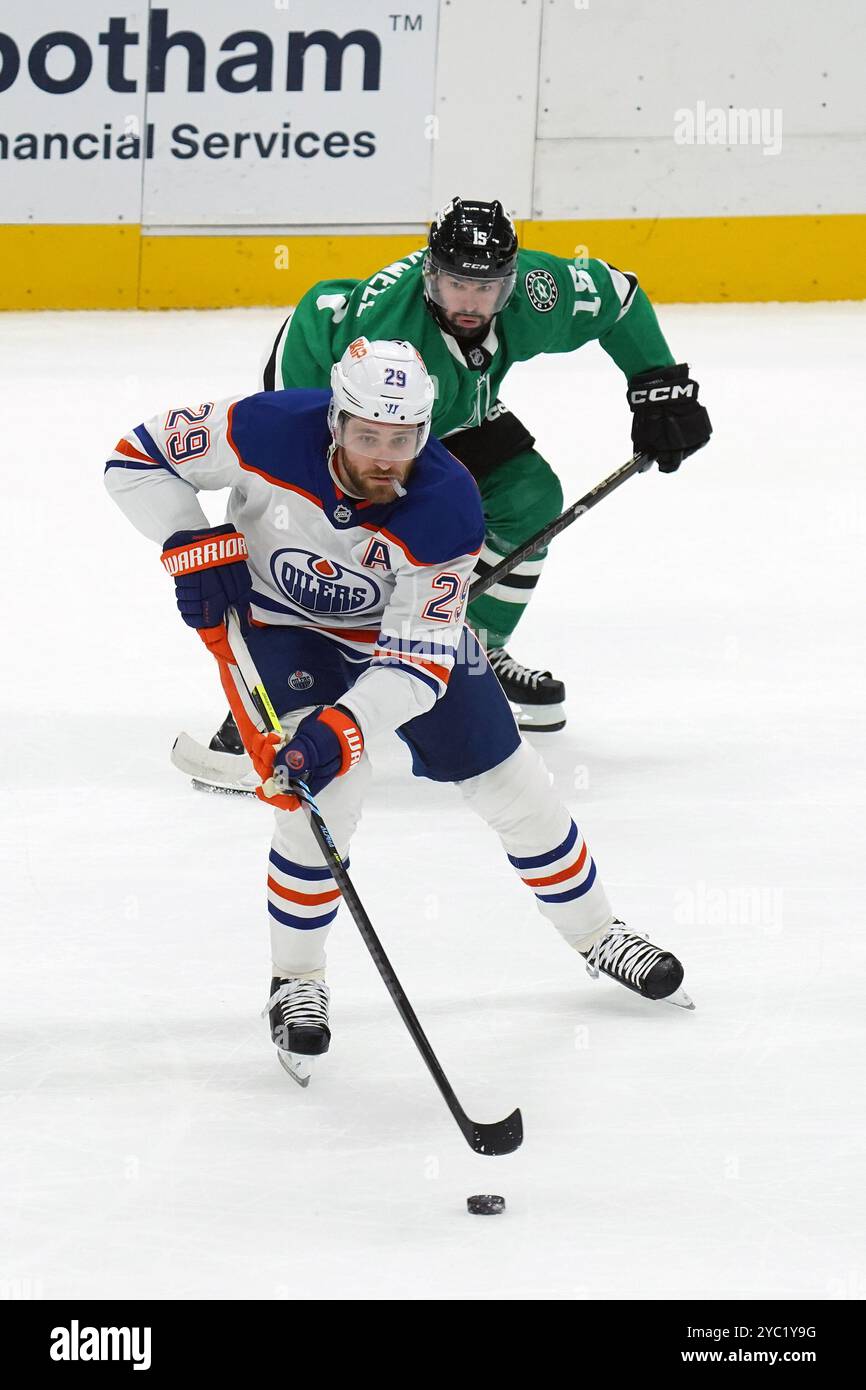 Dallas, États-Unis. 19 octobre 2024. Colin Blackwell no 15 des Dallas Stars et Leon Draisatl no 29 des Oilers d’Edmonton se battent pour la rondelle lors du match de la LNH entre les Stars de Dallas et les Oilers d’Edmonton au American Airlines Center. Score final Dallas Stars 4-1 Edmonton Oilers. Le 19 octobre 2024 à Dallas, Texas. (Photo de Javier Vicencio/Eyepix Group) crédit : Eyepix Group/Alamy Live News Banque D'Images