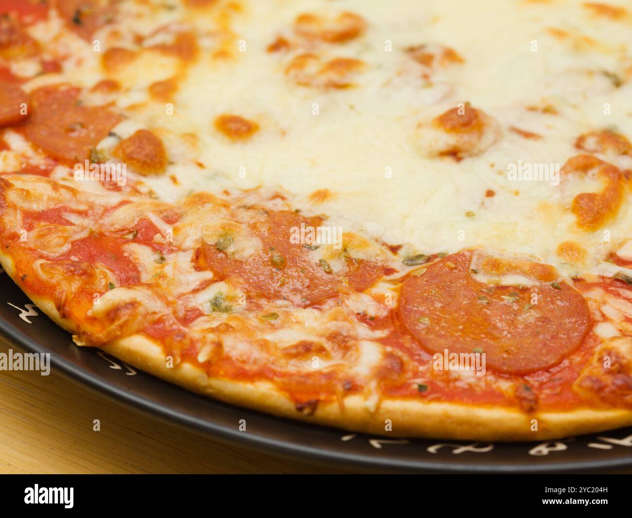 Pizza au pepperoni, pizza à la sauce tomate et au salami épicé assaisonné de paprika et de piments Banque D'Images