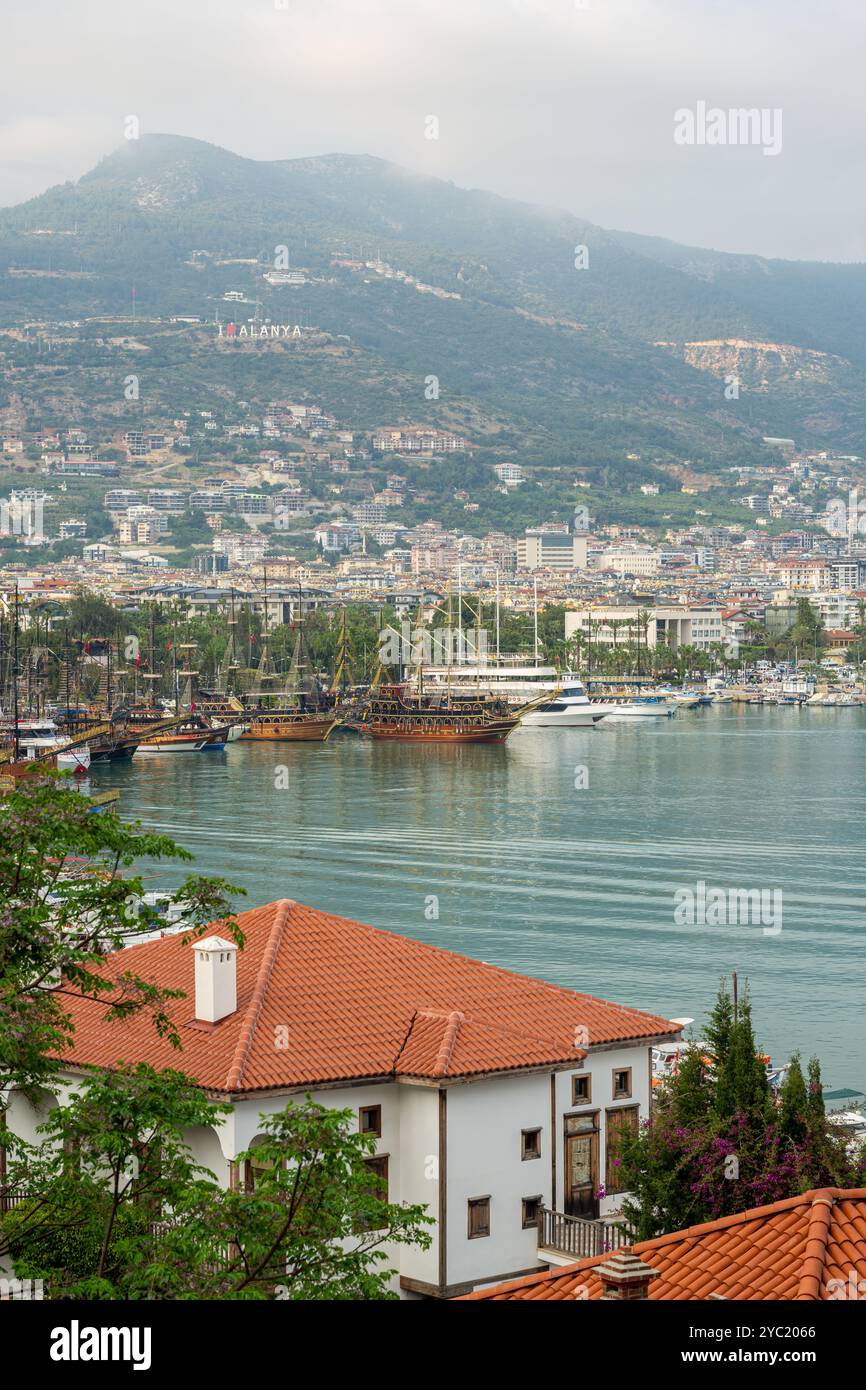 Vue sur le port de plaisance d'Alanya et le sentier de randonnée, l'un des quartiers touristiques d'Antalya, depuis la Tour Rouge Banque D'Images