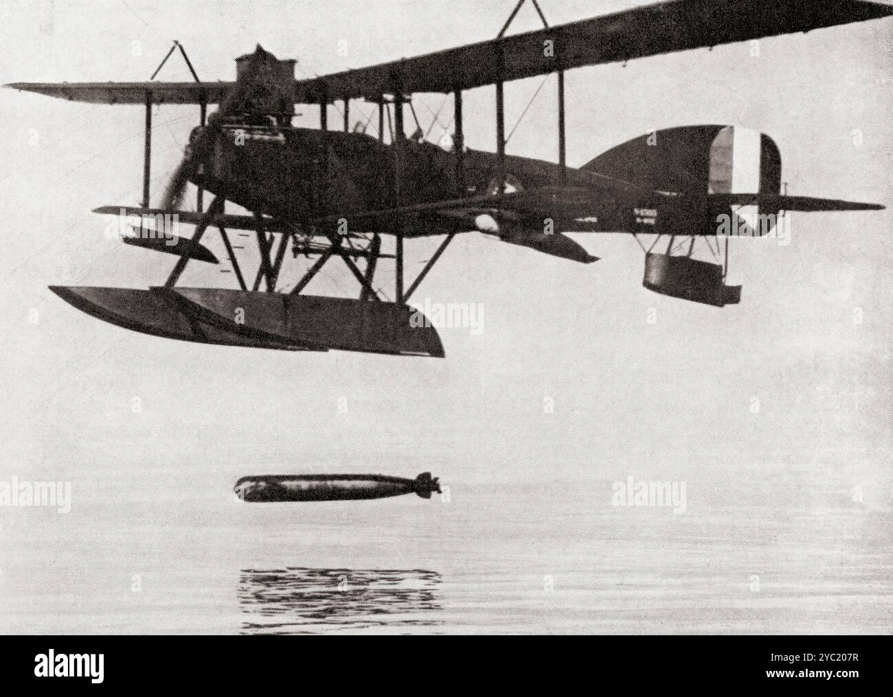 Un hydravion à flotteur court larguant une torpille pendant la première Guerre mondiale. Tiré de Wings of War, publié en 1942. Banque D'Images