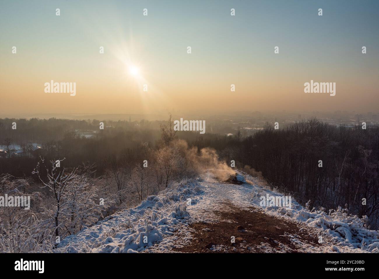 Journée d'hiver glaciale sur la colline Halda Ema au-dessus de la ville d'Ostrava en république tchèque Banque D'Images