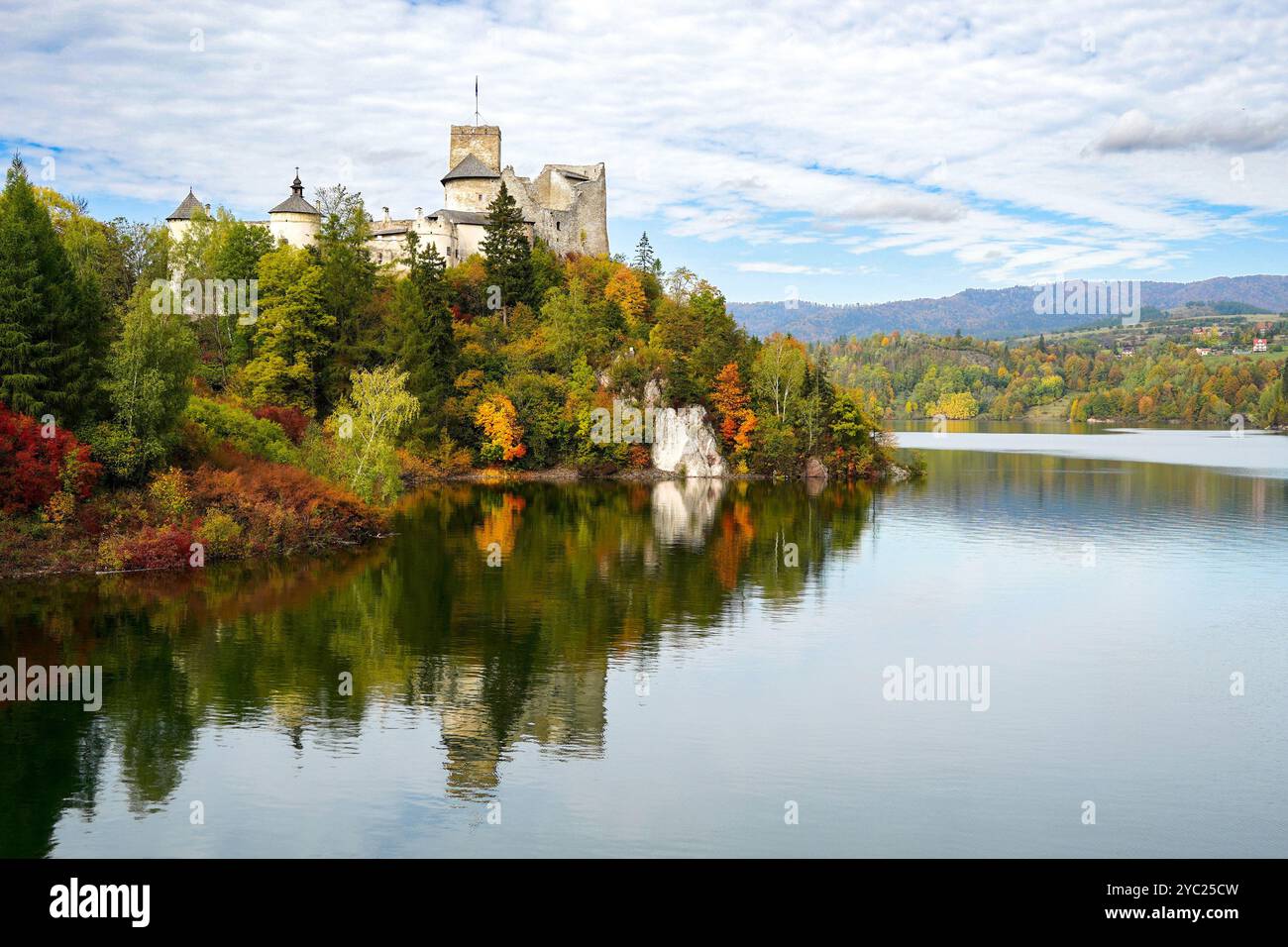 Château médiéval de Dunajec également connu sous le nom de Château de Niedzica situé près du lac Czorsztyn. Niedzica, comté de Nowy Targ, Pologne, 06.10.2022 Banque D'Images