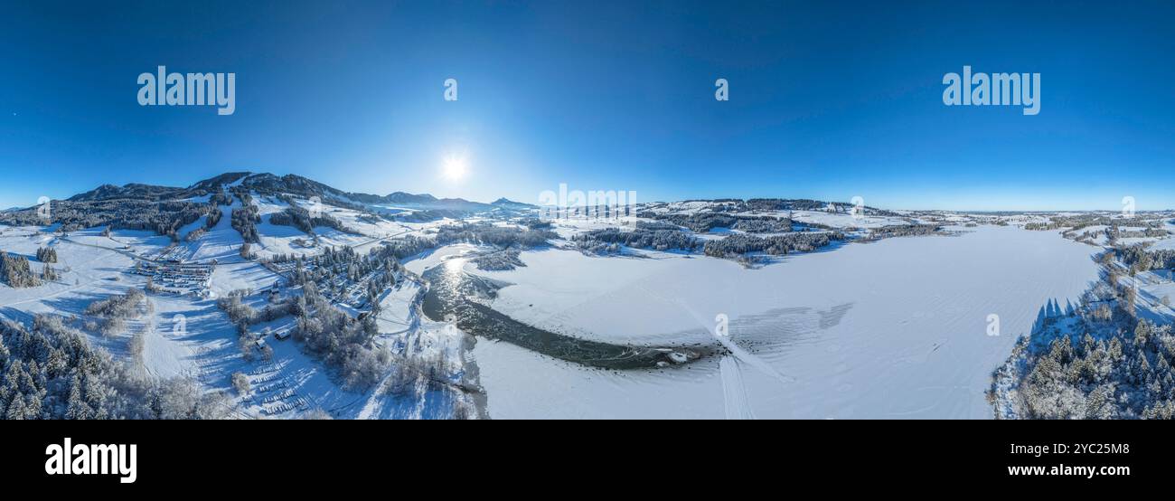 Ausblick auf die verschneite Landschaft rund um den zugefrorenen Grüntensee im Allgäu Winterliche Stimmung am Grüntensee nahe Wertach im Oberallgäu We Banque D'Images