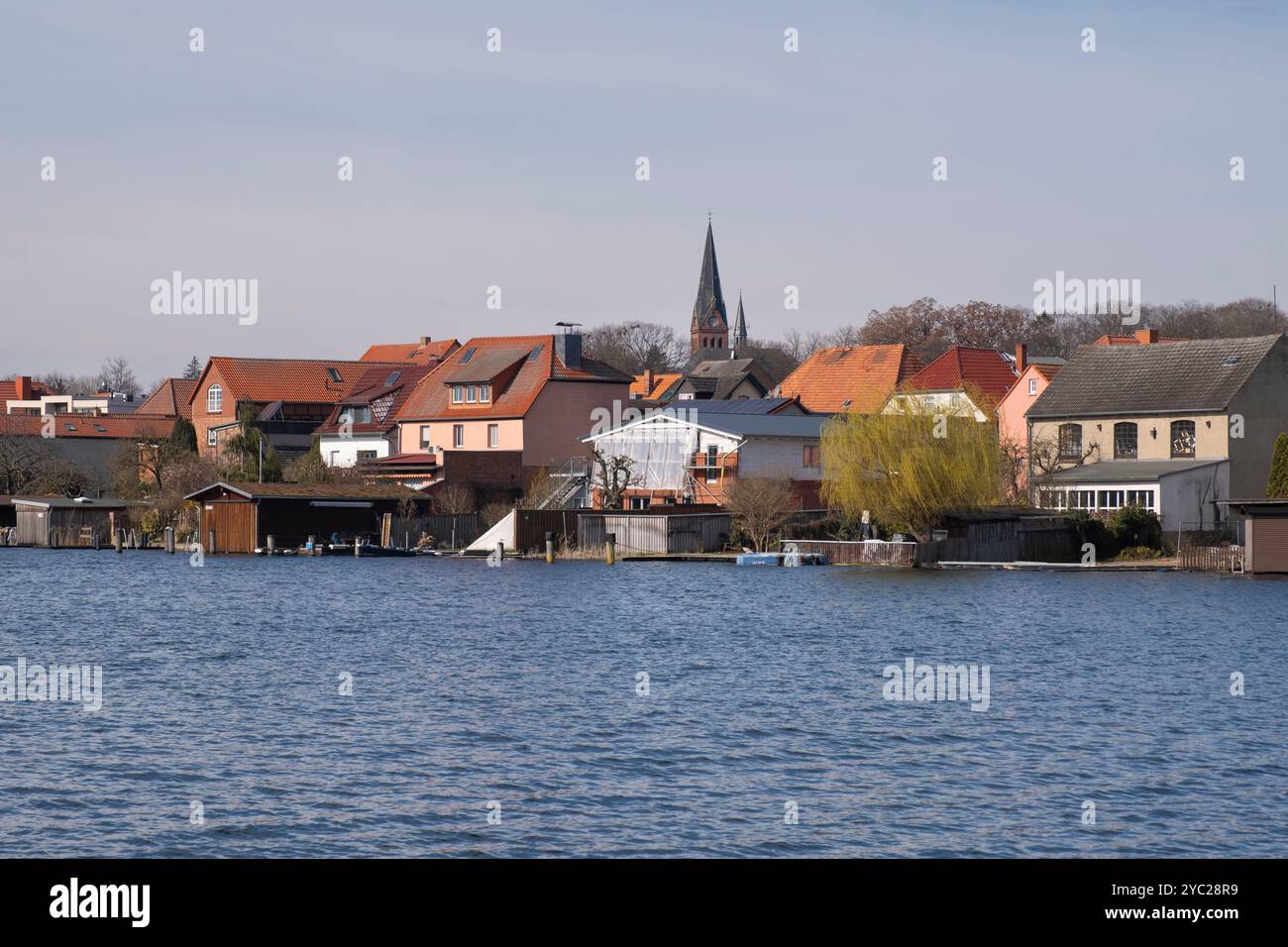 Vue sur Malchow au bord du lac Malchow, région du lac de Mecklenburg, Mecklenburg Poméranie occidentale, Allemagne, Europe Banque D'Images