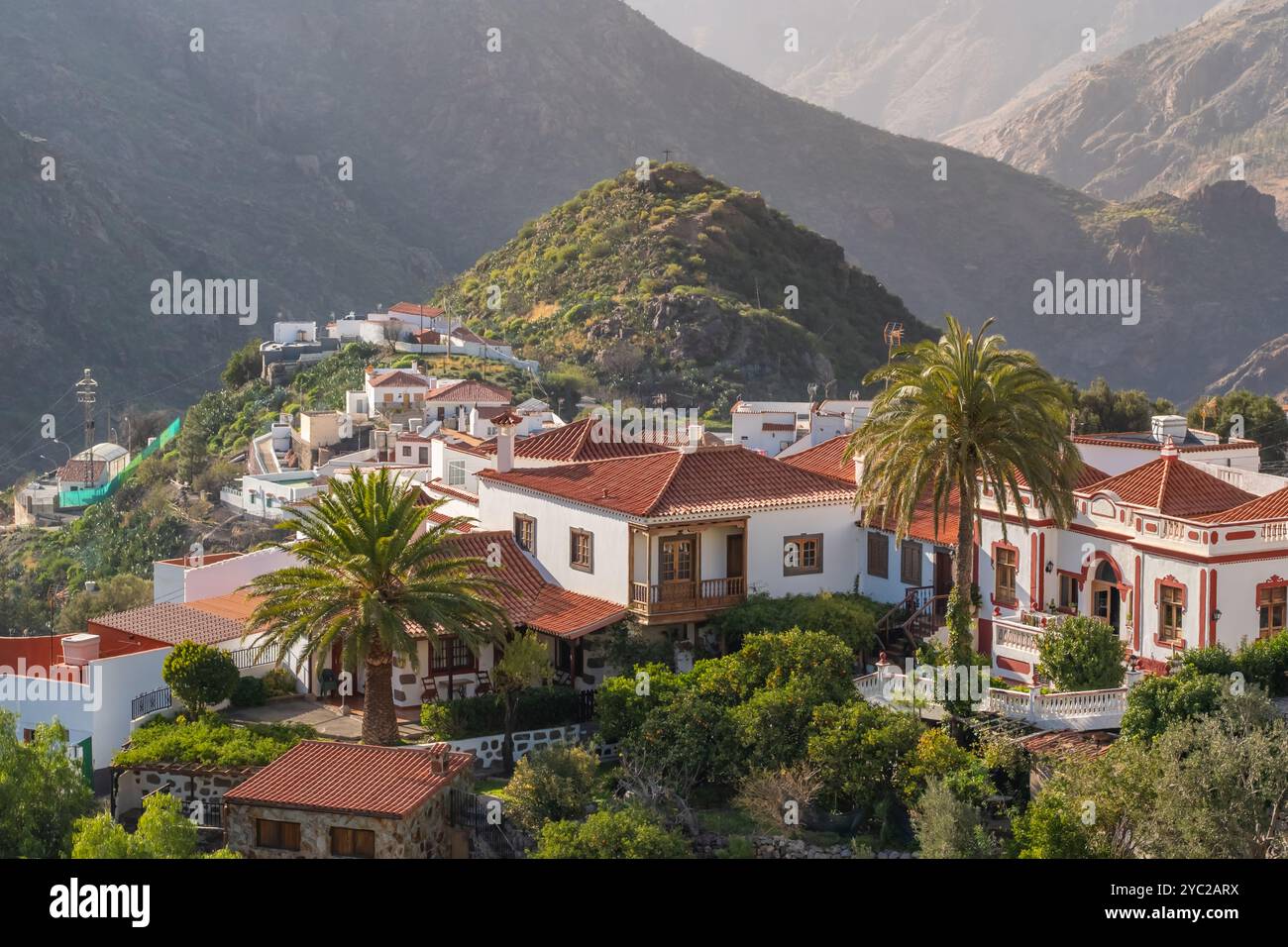 Village de Tejeda avec pic Roque Nublo en arrière-plan à Gran Canaria, Espagne Banque D'Images