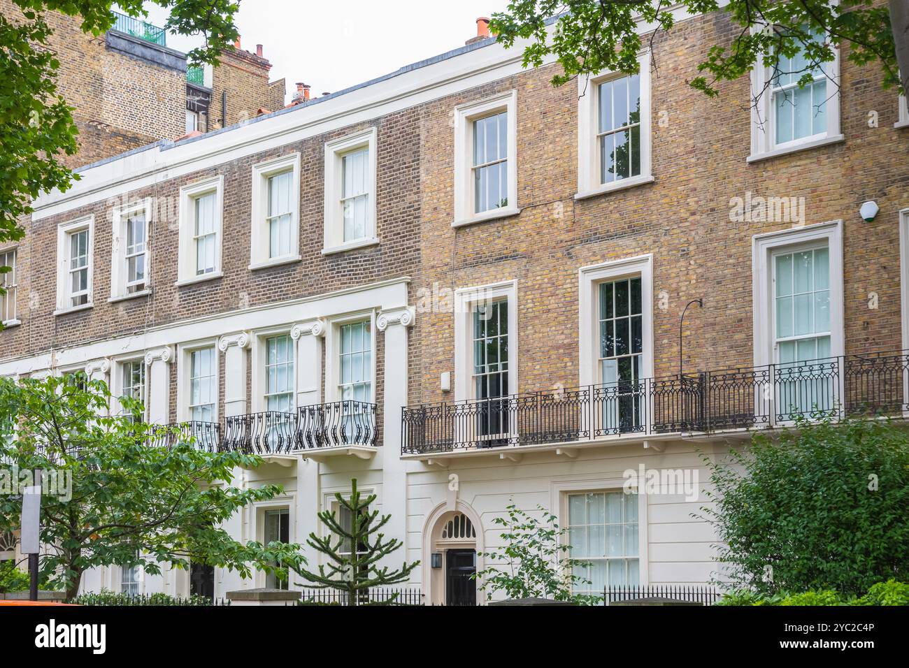 Façade de maisons mitoyennes de style géorgien à Little Venice, Londres, Royaume-Uni Banque D'Images