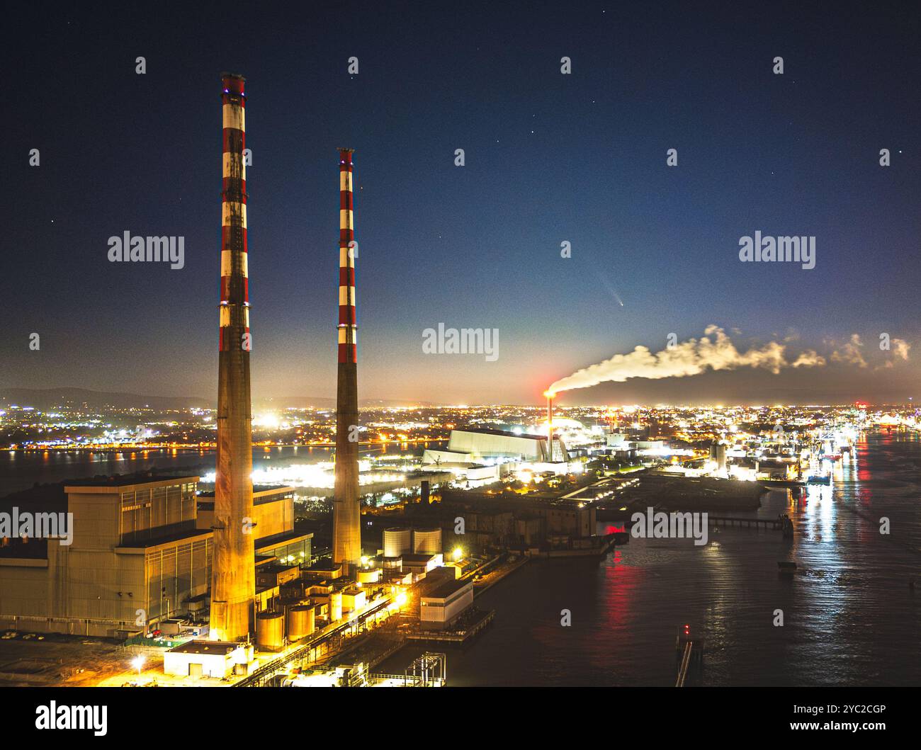 C/2023 A3 (Tsuchinshan–ATLAS) situé à côté des cheminées de Poolbeg et au-dessus de Dublin Banque D'Images