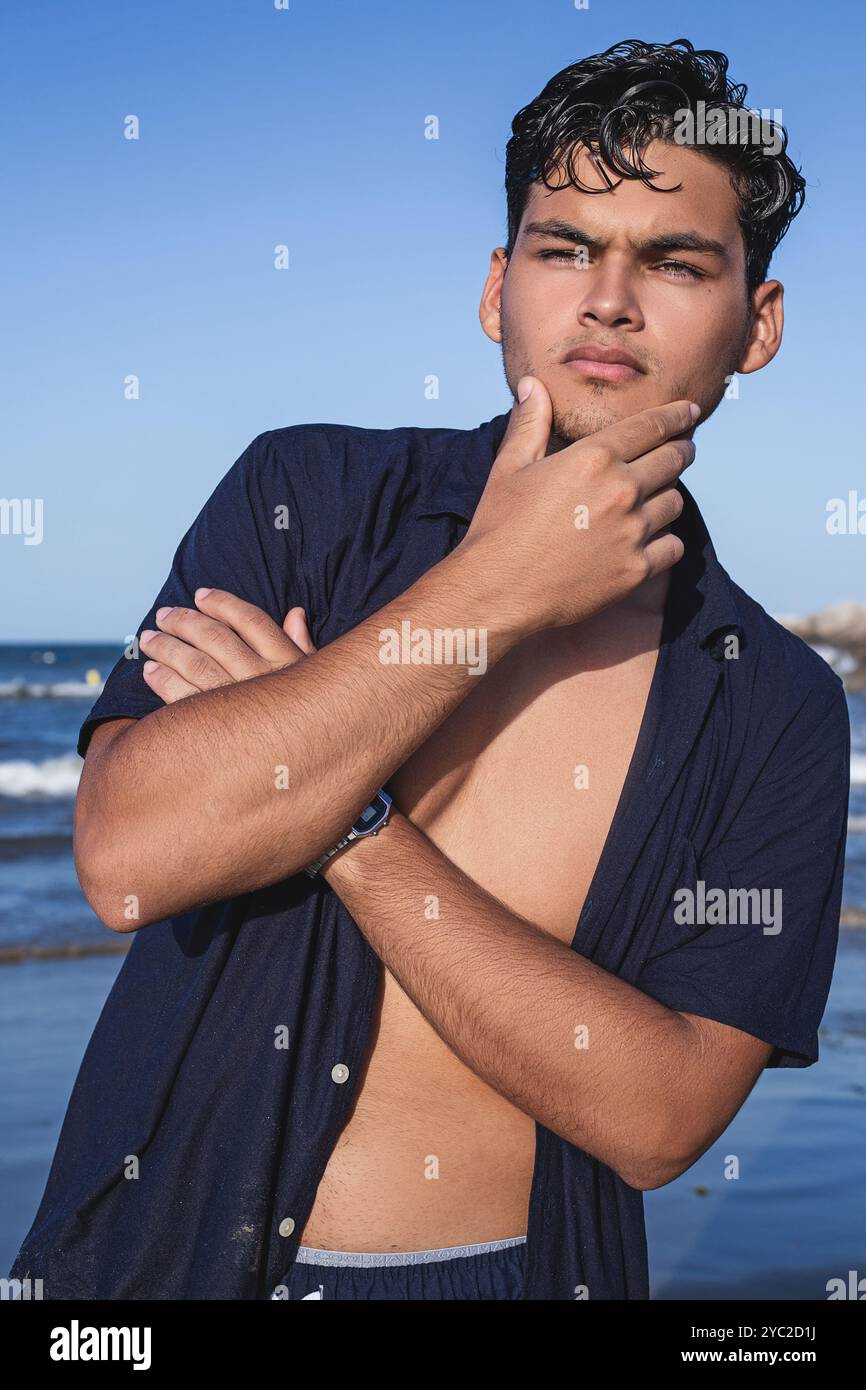 Portrait d'un beau jeune homme au bord de la mer Banque D'Images