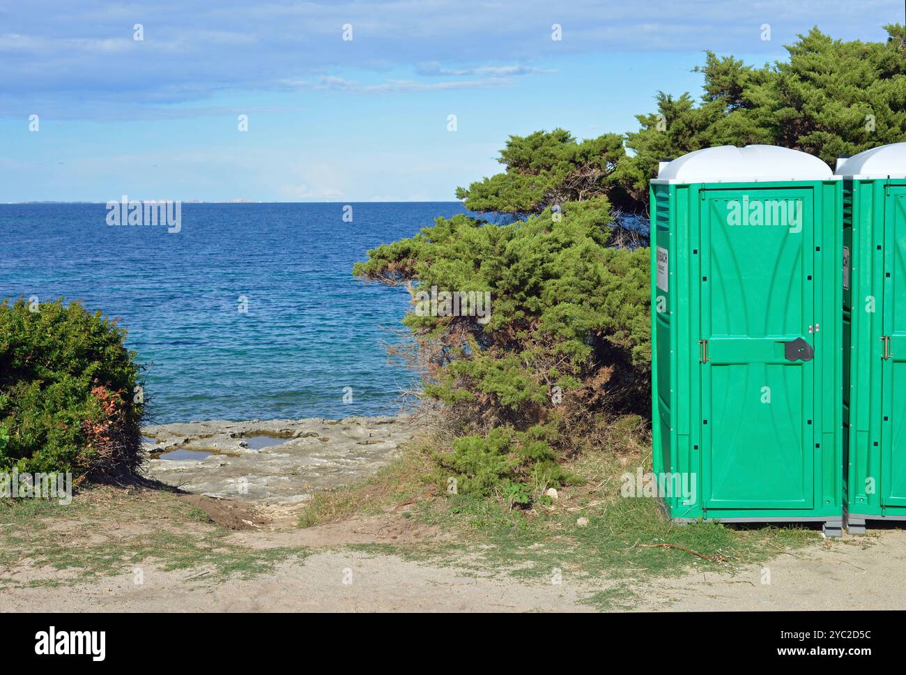 Cabines de toilettes mobiles en face de la mer, Sardaigne, Italie Banque D'Images