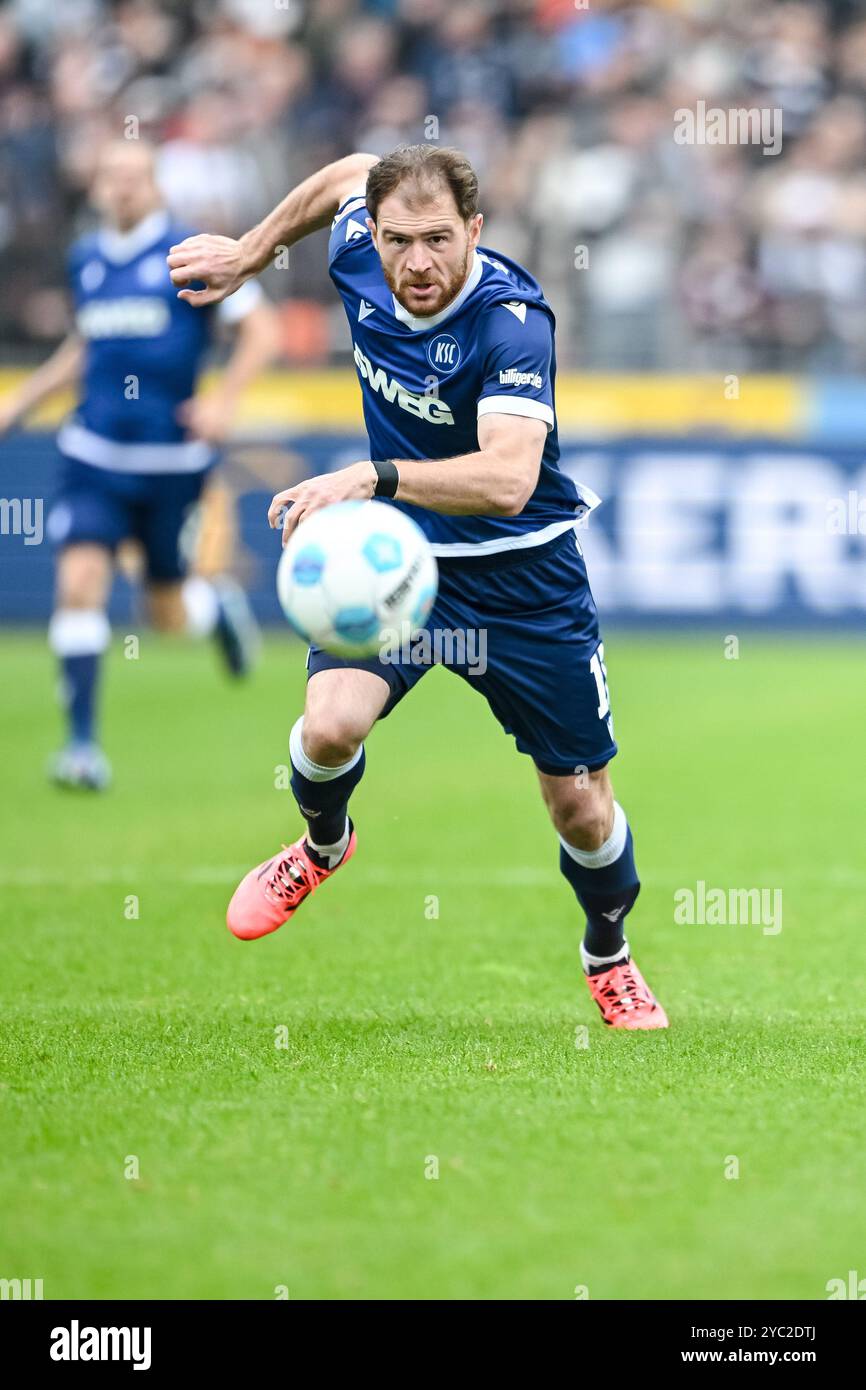 Ulm, Allemagne. 20 octobre 2024. Football : Bundesliga 2, SSV Ulm 1846 - Karlsruher SC, Journée 9, Donaustadion. Budu Zivzivadze de Karlsruhe en action. Crédit : Harry Langer/dpa - REMARQUE IMPORTANTE : conformément aux règlements de la DFL German Football League et de la DFB German Football Association, il est interdit d'utiliser ou de faire utiliser des photographies prises dans le stade et/ou du match sous forme d'images séquentielles et/ou de séries de photos de type vidéo./dpa/Alamy Live News Banque D'Images