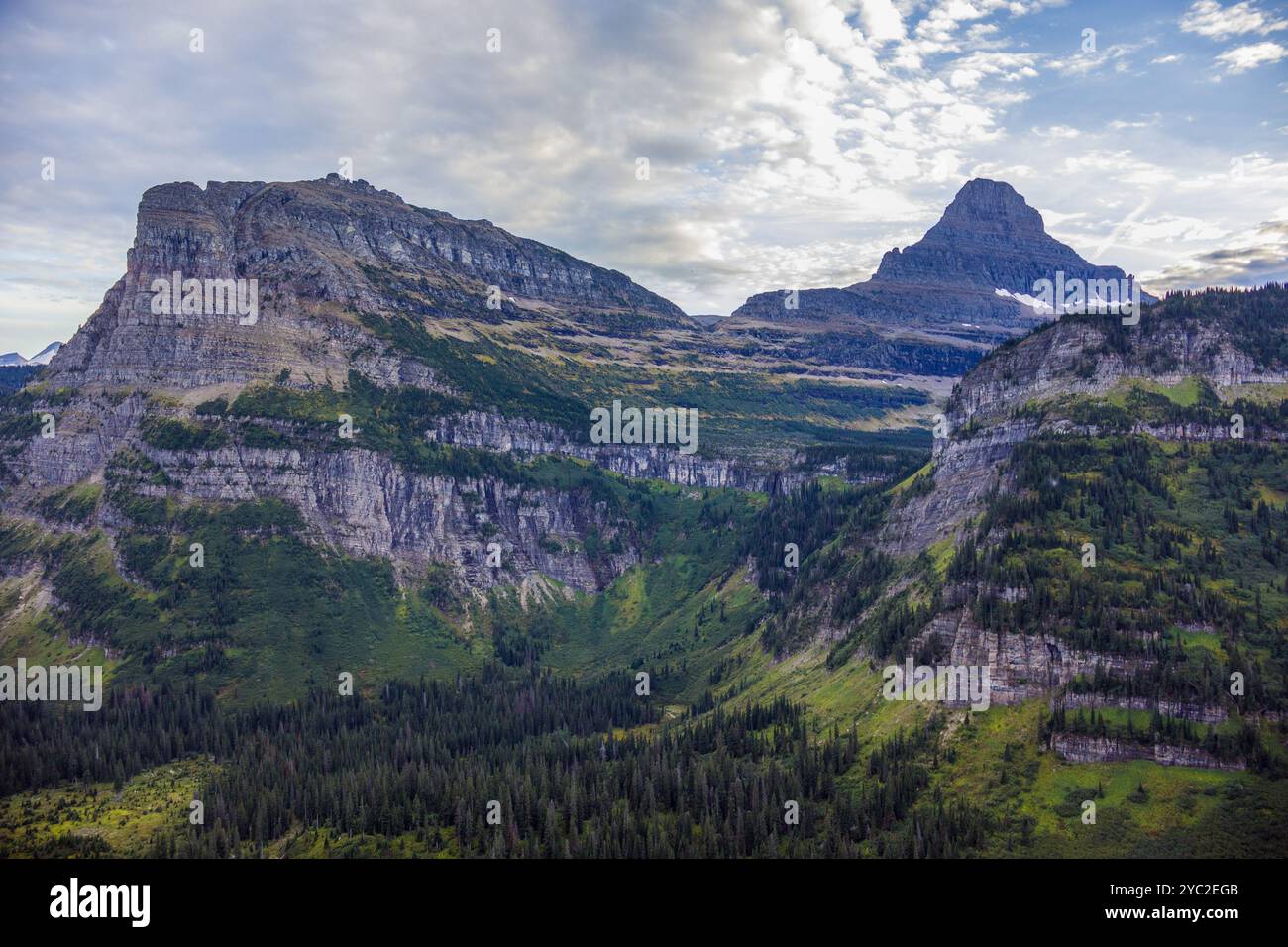 Paysage montagneux au crépuscule dans Glacier NP Banque D'Images