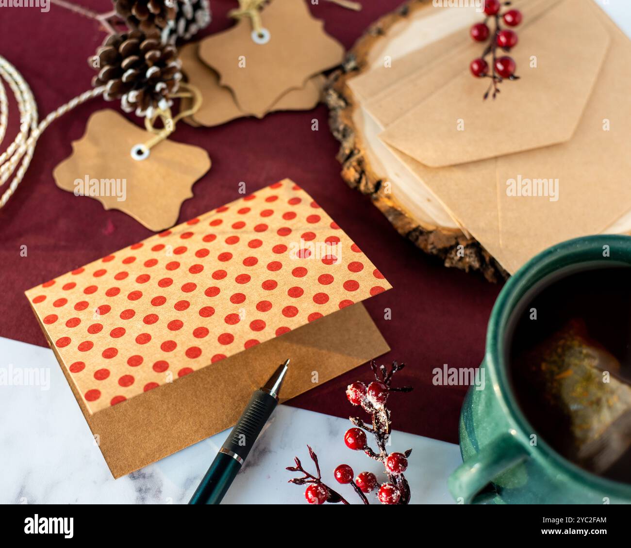 Écrire une carte de noël avec une tasse de thé Banque D'Images