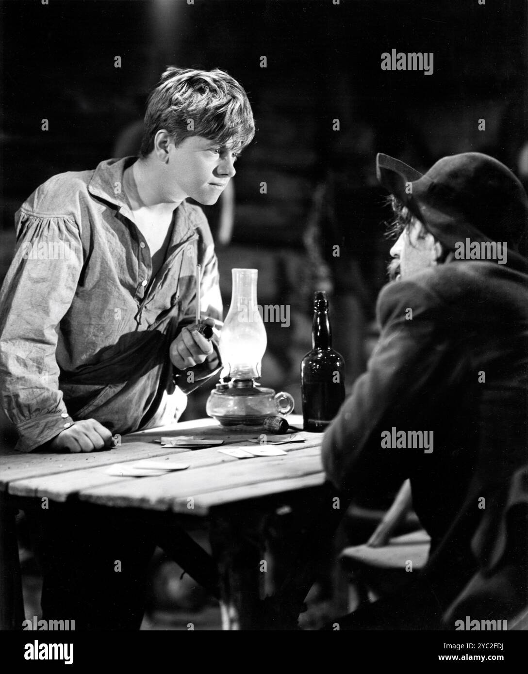 MICKEY ROONEY dans le rôle de Huck Finn et VICTOR KILIAN dans le rôle de son père ivre dans LES AVENTURES DE HUCKLEBERRY FINN 1939 réalisateur RICHARD THORPE roman Mark Twain costume design Valles Music Franz Waxman producteur Joseph L. Mankiewicz Metro Goldwyn Mayer (MGM) Banque D'Images