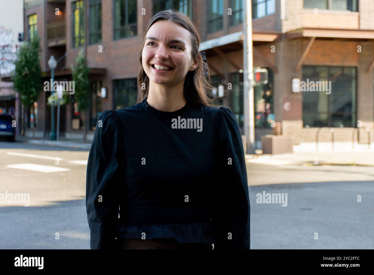 Femme souriante au centre-ville d'Olympia Banque D'Images