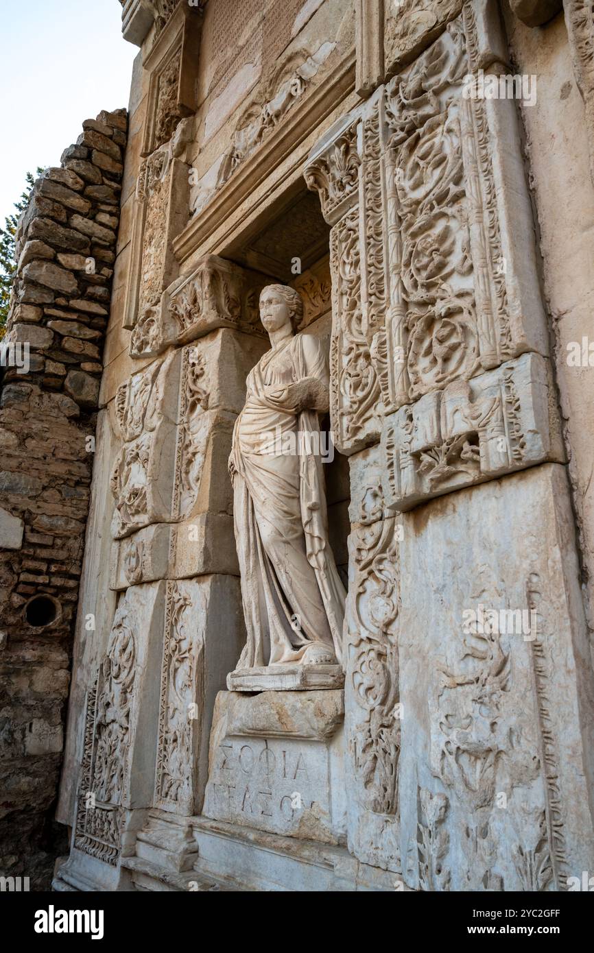 Selcuk, Izmir, Turquie - 4 juillet 2024 : Bibliothèque Celsus dans l'ancienne ville d'Éphèse avec sa vue magnifique dans les musées de nuit Banque D'Images