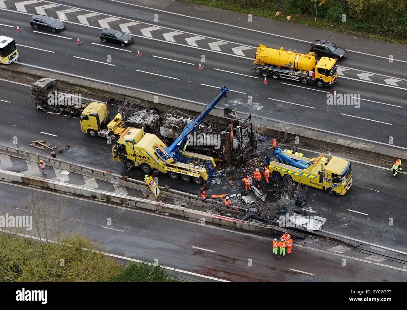 Services de récupération sur les lieux de l'autoroute M25 entre la jonction 5 dans le Kent et la jonction 6 dans le Surrey après un incendie de camion. Date de la photo : lundi 21 octobre 2024. Banque D'Images