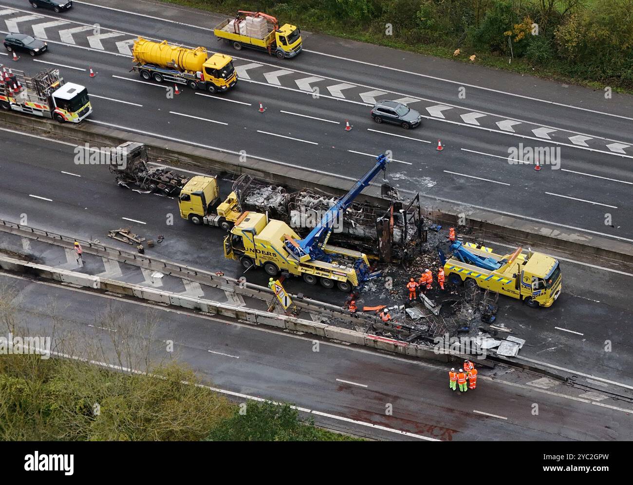Services de récupération sur les lieux de l'autoroute M25 entre la jonction 5 dans le Kent et la jonction 6 dans le Surrey après un incendie de camion. Date de la photo : lundi 21 octobre 2024. Banque D'Images