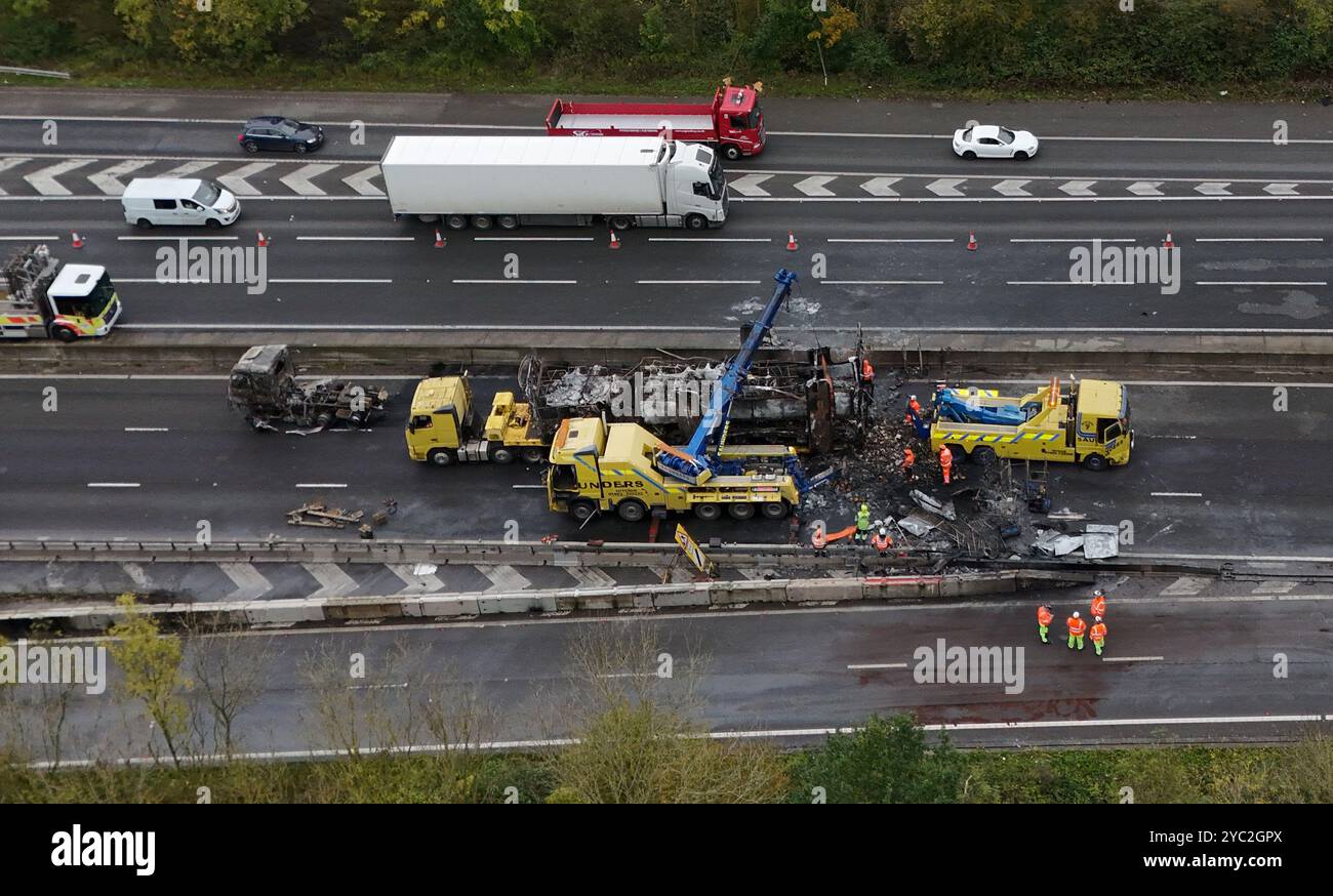 Services de récupération sur les lieux de l'autoroute M25 entre la jonction 5 dans le Kent et la jonction 6 dans le Surrey après un incendie de camion. Date de la photo : lundi 21 octobre 2024. Banque D'Images
