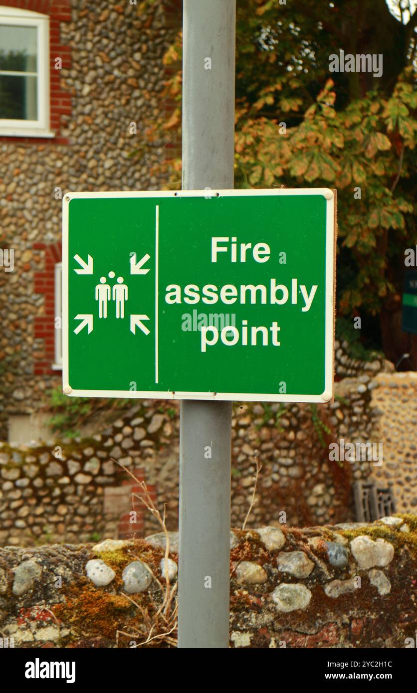 Un panneau Fire Assembly point dans la High Street sur la côte nord du Norfolk à Blakeney, Norfolk, Angleterre, Royaume-Uni. Banque D'Images