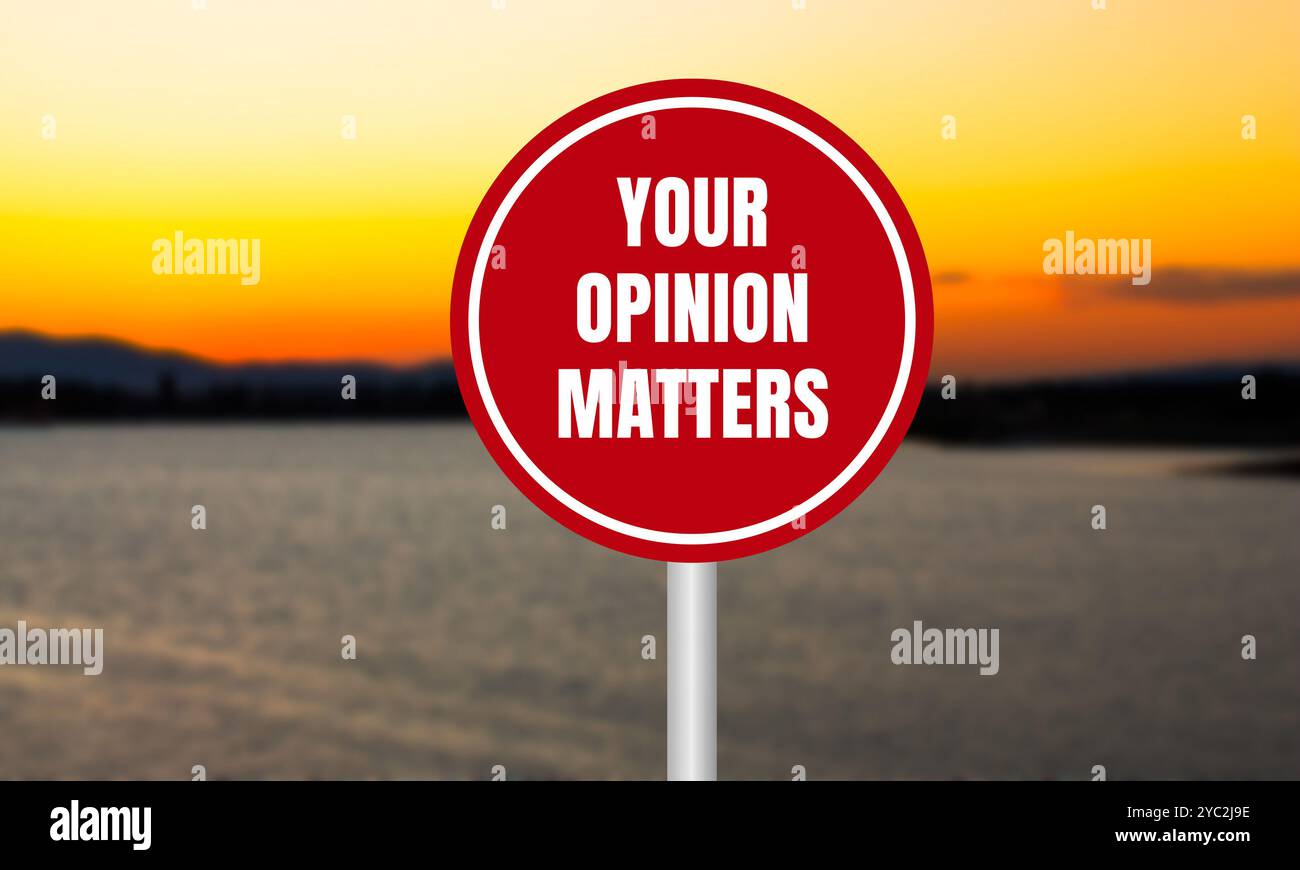 Votre opinion compte message écrit sur signe rouge sur fond de lac flou au coucher du soleil. Conceptuel votre opinion compte. Copier l'espace. Banque D'Images