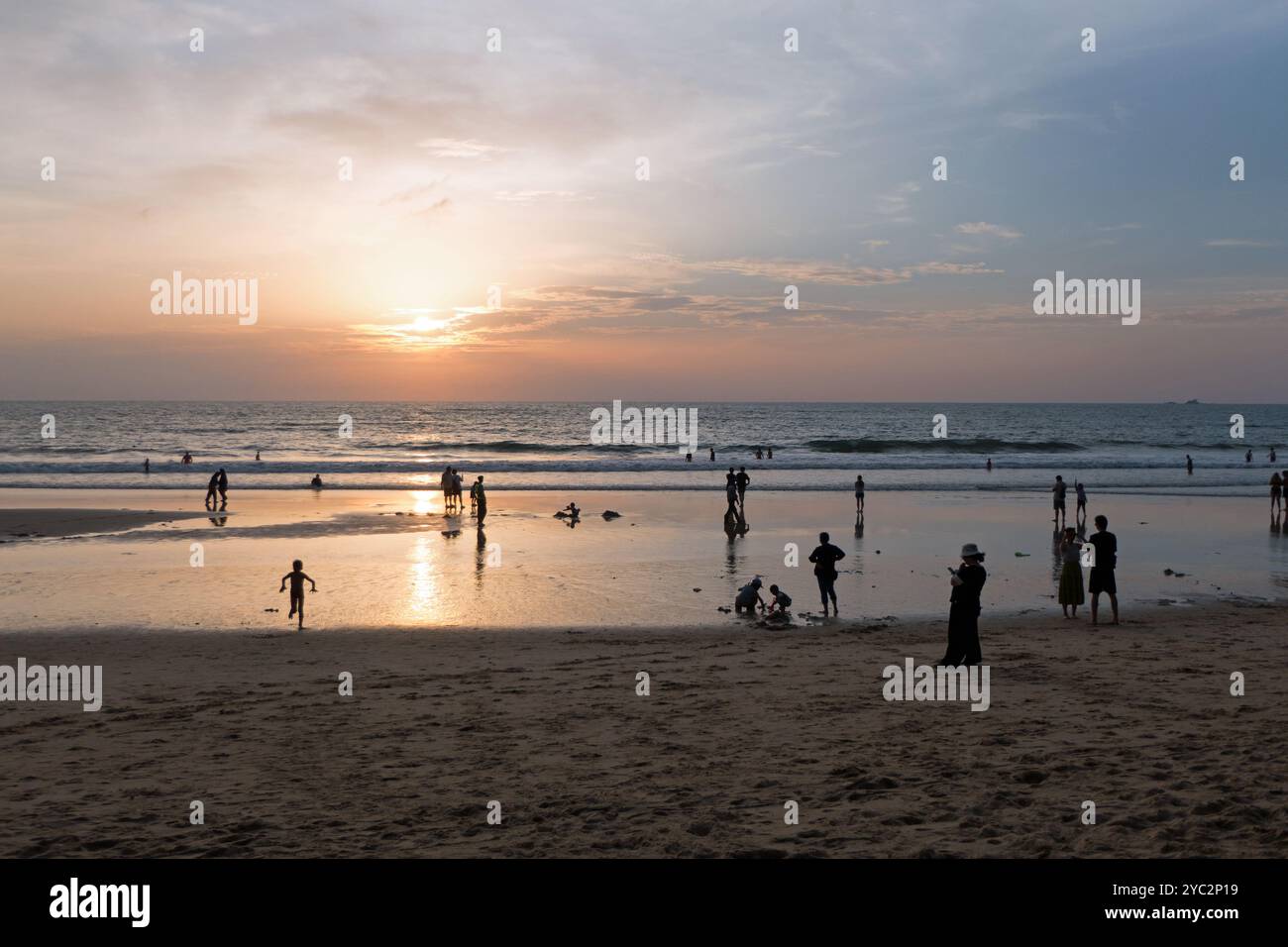 Vue de la plage de Bangtao (ou Bang tao) à Phuket, Thaïlande, Asie au coucher du soleil. Paysage naturel thaïlandais et mer d'Andaman avec plage tropicale Banque D'Images