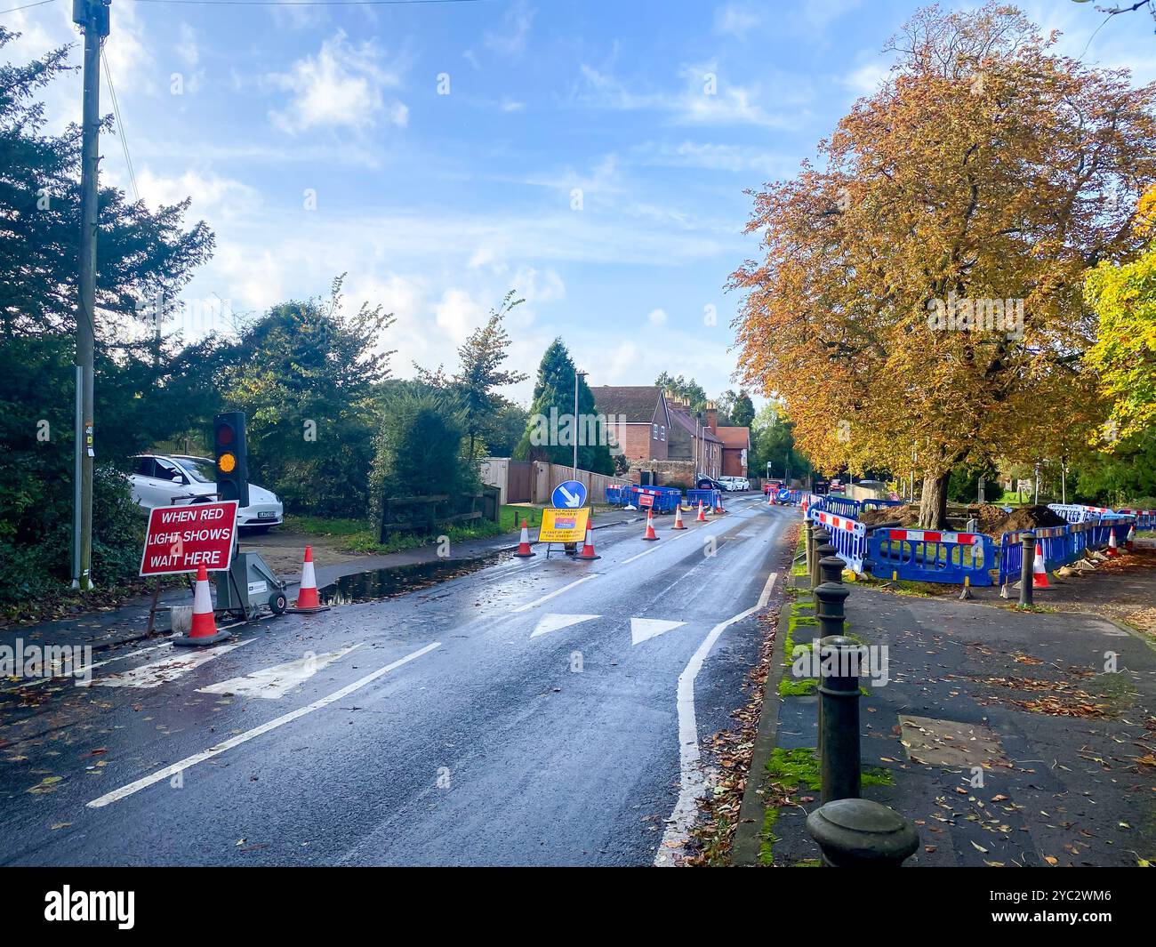 Travaux routiers avec barrières de sécurité et feux de circulation temporaires dans la région de Tilehurst à Reading, au Royaume-Uni Banque D'Images