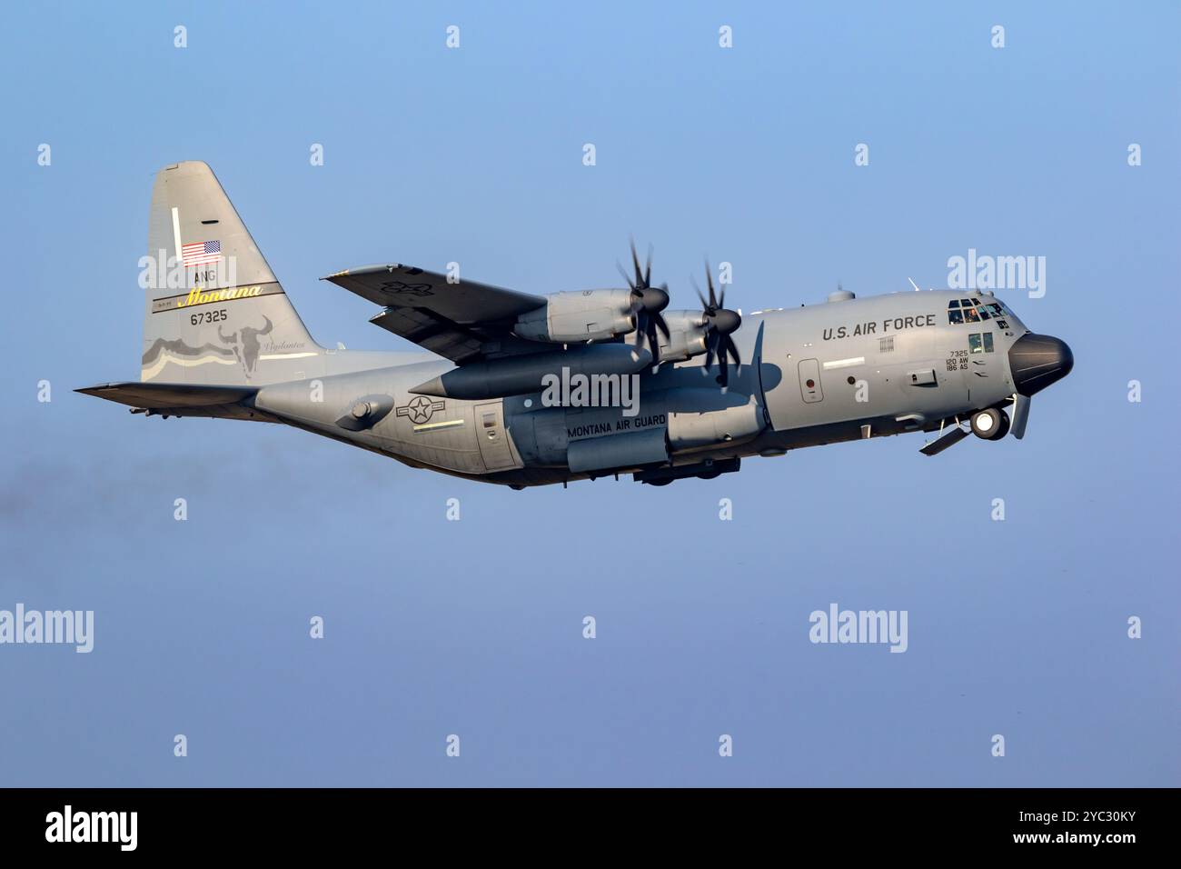 L'avion de transport Lockheed Martin C-130H Hercules de la 186th Airlift Wing Montana Air Guard décolle. Eindhoven, pays-Bas - 20 septembre 2024 Banque D'Images