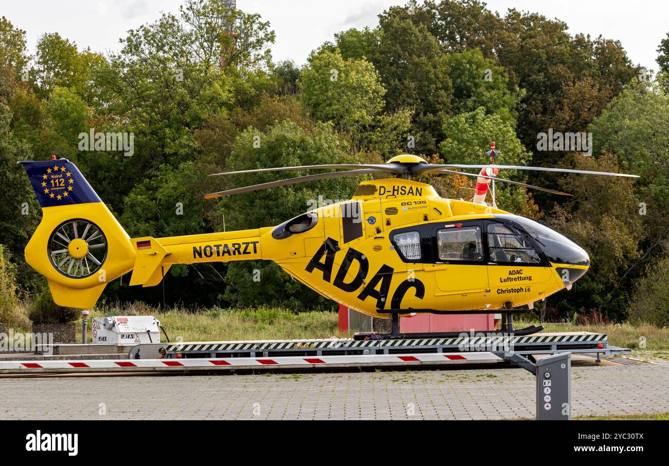 Air Rescue Airbus Helicopter hélicoptère EC-135 de ADAC Luftrettung en attente à l'hôpital Klinikum Saarbrücken. Saarbrücken, Allemagne - 13 octobre 2024 Banque D'Images