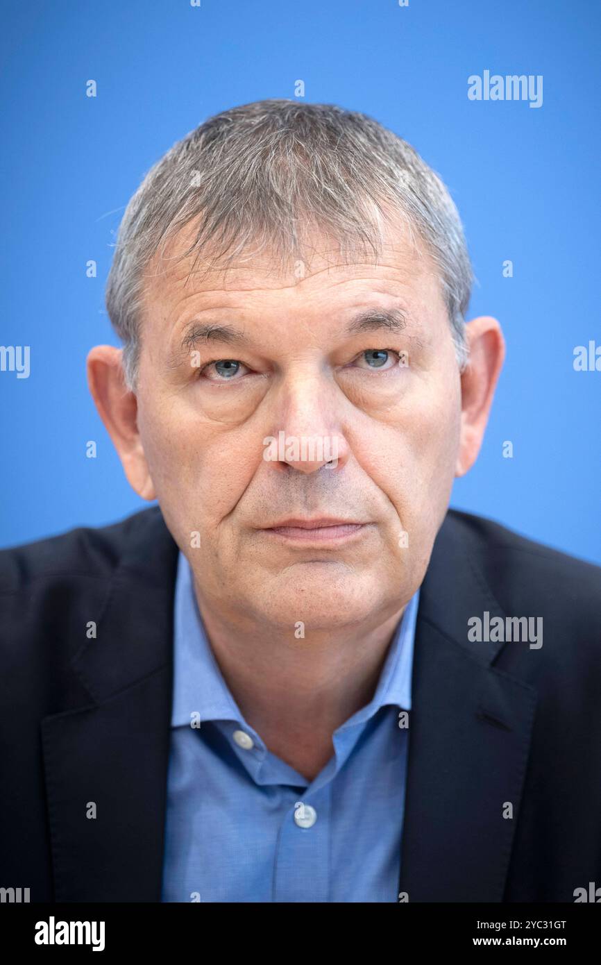 Philippe Lazzarini, UNRWA DEU, Deutschland, Allemagne, Berlin,16.10.2024 Philippe Lazzarini , Generalkommissar fuer das Hilfswerk der Vereinten Nationen un-Hilfswerks fuer Palaestinafluechtlinge im Nahen Osten UNRWA waehrend der Bundespressekonferenz zum Thema Aktuelle situation und Schwierigkeitaeren Hilfe im Nahen Osten Osten Osten à Berlin aide humanitaire à l'Office de l'Office de l'aide humanitaire au proche-Orient et aux réfugiés au proche-Orient , Philippe UNRWA aide humanitaire de l'Office de l'Office de l'Office de l'UNRWA au proche-Orient , Philippe Lazarrezum Banque D'Images