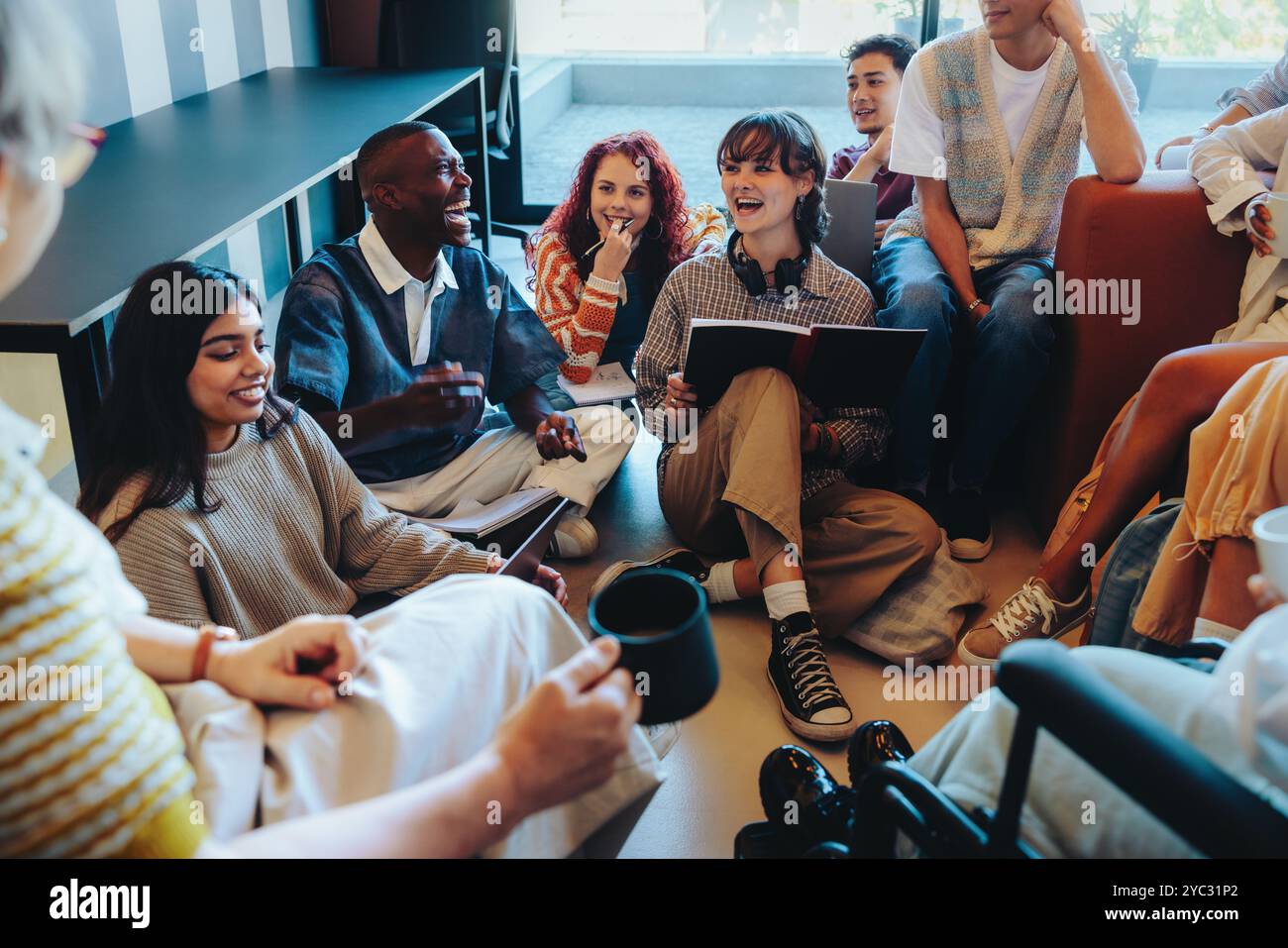 Une scène vibrante d'un groupe diversifié d'étudiants participant activement à une discussion de classe animée, mettant en valeur des cahiers et des interactions expressives w Banque D'Images