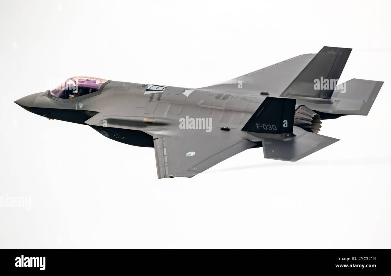 Lockheed Martin F-35 Lightning II avion de combat multirôle furtif de la Royal Netherlands Air Force en vol au-dessus de la base aérienne de Leeuwarden. 7 octobre Banque D'Images