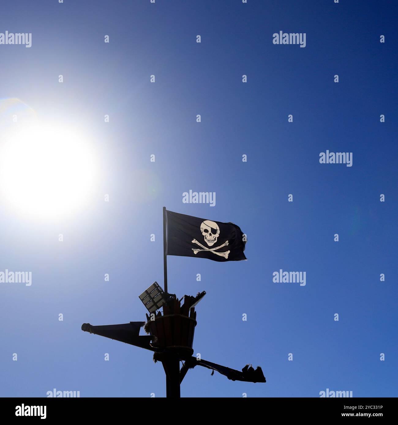 Drapeau de pirate Jolly Roger et nid d'oie avec lumière solaire, Barry Island, Vale of Glamorgan, pays de Galles du Sud, Royaume-Uni. Prise en octobre 2024. Automne Banque D'Images