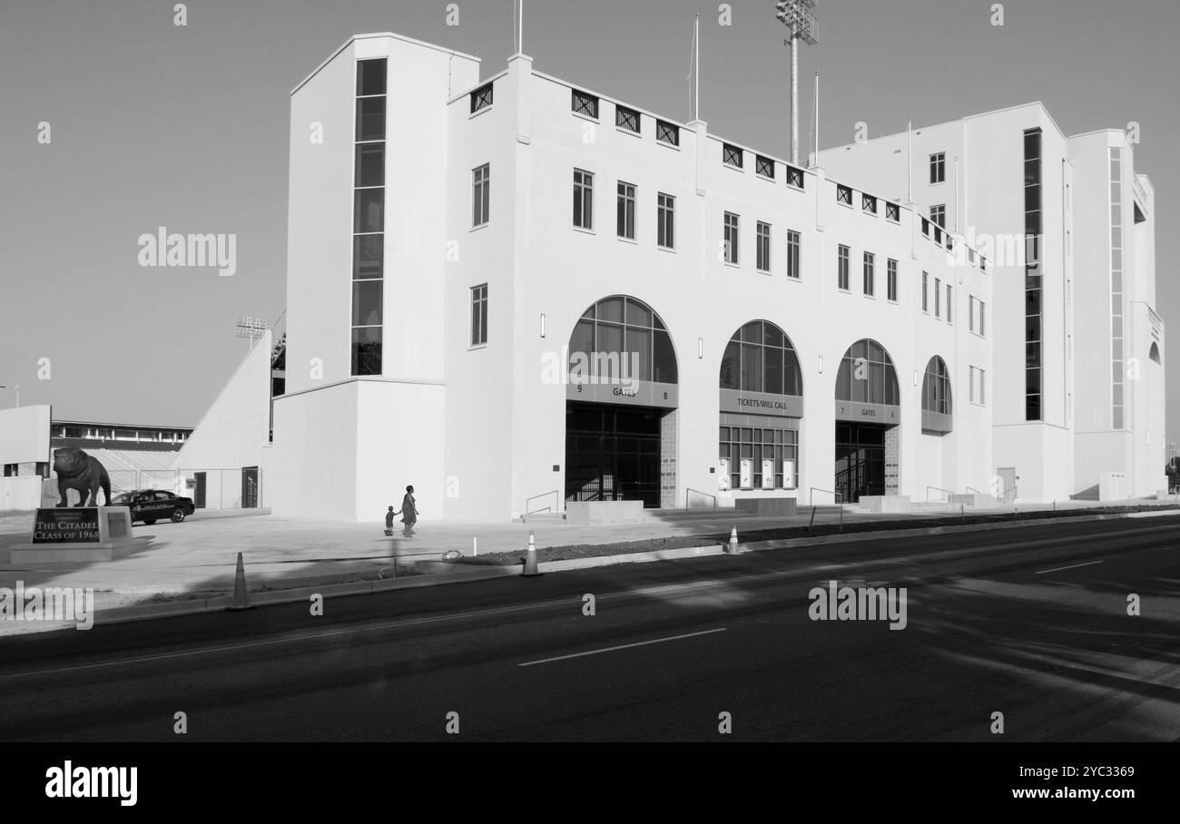 Johnson Hagood Stadium à la Citadelle de Charleston, Caroline du Sud, États-Unis, avec un ciel dégagé au-dessus du terrain de football. Banque D'Images