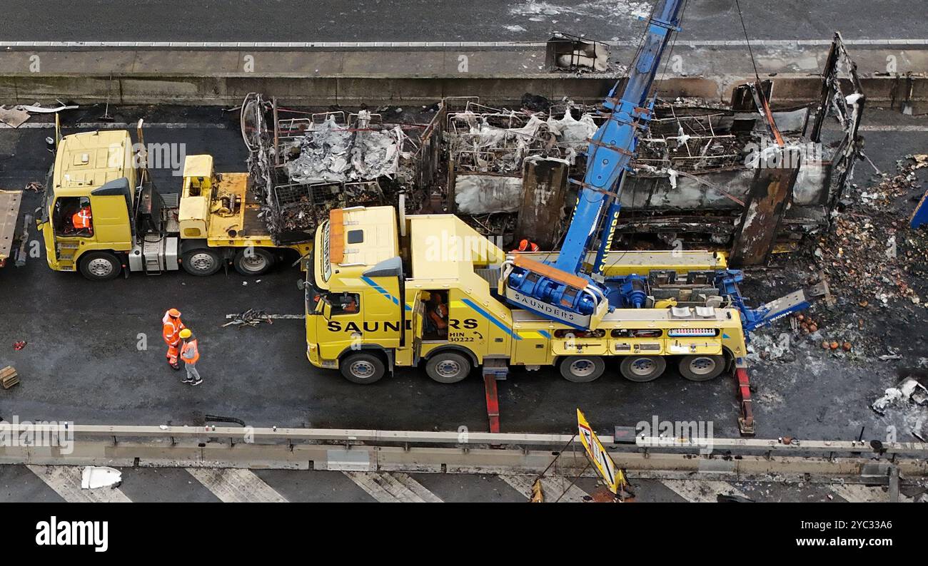Services de récupération sur les lieux de l'autoroute M25 entre la jonction 5 dans le Kent et la jonction 6 dans le Surrey après un incendie de camion. Date de la photo : lundi 21 octobre 2024. Banque D'Images