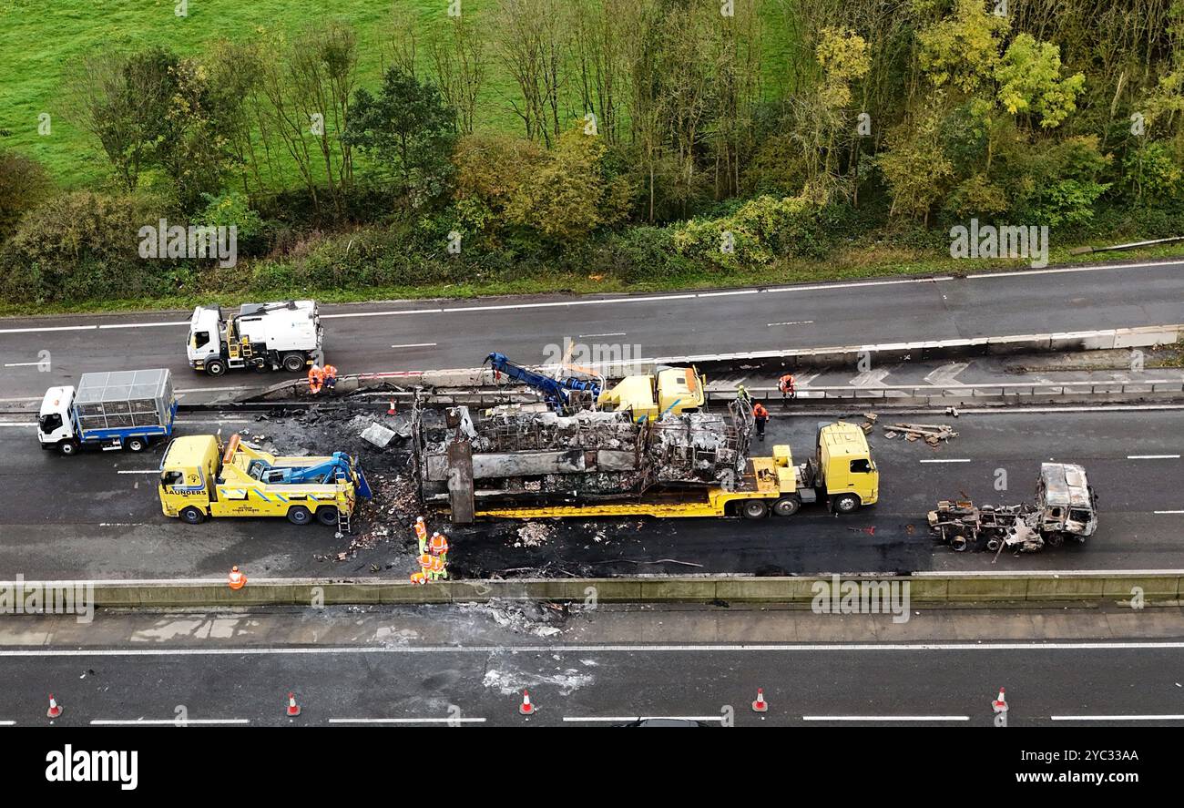 Services de récupération sur les lieux de l'autoroute M25 entre la jonction 5 dans le Kent et la jonction 6 dans le Surrey après un incendie de camion. Date de la photo : lundi 21 octobre 2024. Banque D'Images