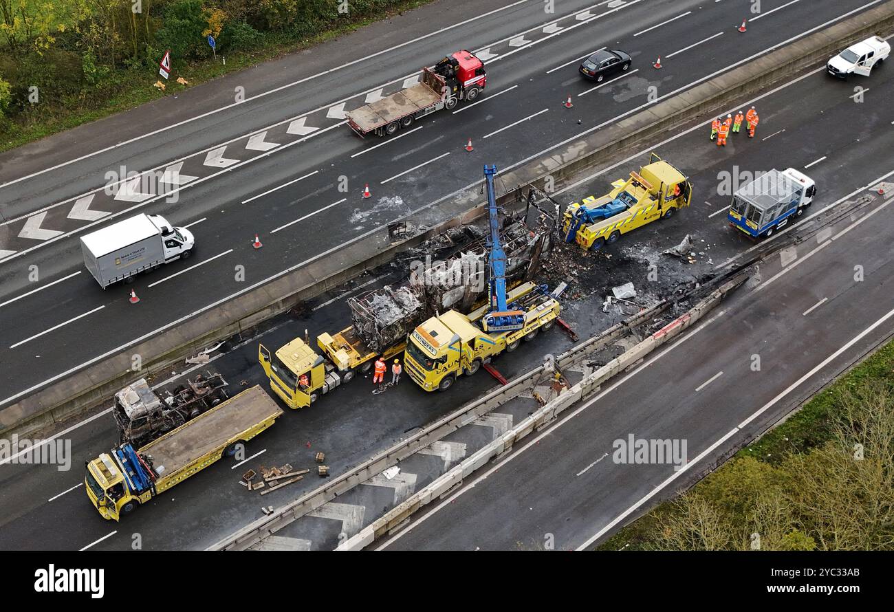 Services de récupération sur les lieux de l'autoroute M25 entre la jonction 5 dans le Kent et la jonction 6 dans le Surrey après un incendie de camion. Date de la photo : lundi 21 octobre 2024. Banque D'Images