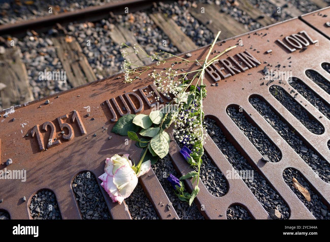 Blumen am Mahnmal Gleis 17 zur Erinnerung an die deportation von Juden mit der Deutschen Reichsbahn vom Bahnhof Grunewald. / Fleurs au mémorial Track 17 commémorant la déportation des Juifs sur la Deutsche Reichsbahn depuis la gare de Grunewald. Snapshot-Photography/K.M.Krause *** fleurs au mémorial Track 17 commémorant la déportation des Juifs sur la Deutsche Reichsbahn depuis la station Grunewald photographie K M Krause Banque D'Images