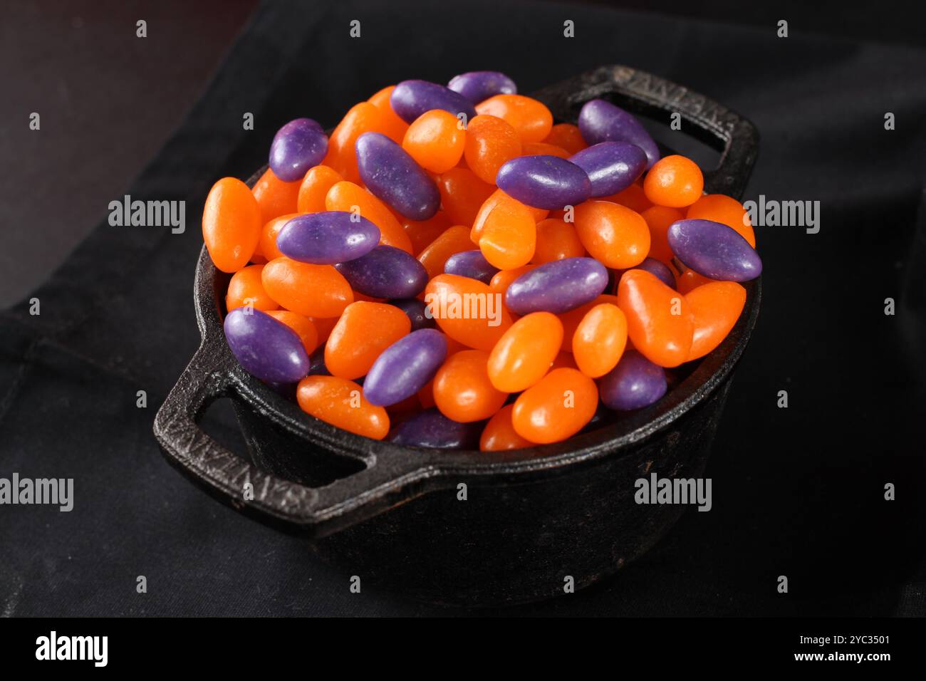 Décoration de table de fête d'Halloween avec des fruits et des bonbons Banque D'Images