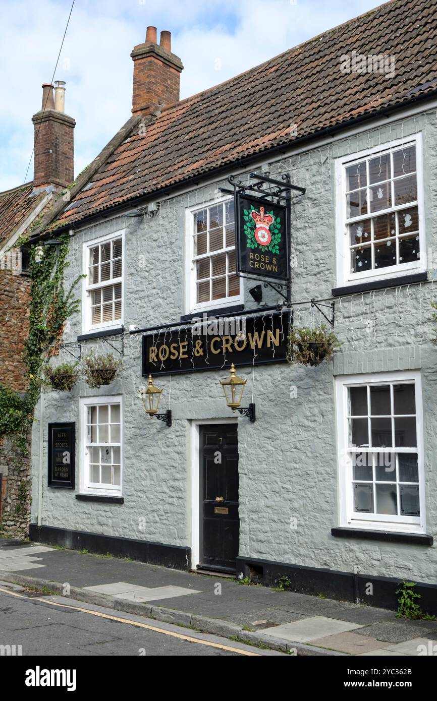 Wells est une petite ville anglaise du Somerset UK Rose and Crown Pub Banque D'Images