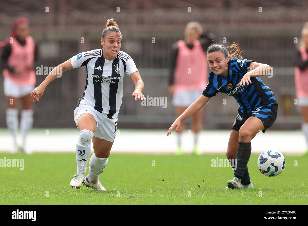 Milan, Italie. 20 octobre 2024. Lisa Boattin de la Juventus et Annamaria Serturini du FC Internazionale lors du match de Serie A Femminile à l'Arena Civica Gianni Brera, Milan. Le crédit photo devrait se lire : Jonathan Moscrop/Sportimage crédit : Sportimage Ltd/Alamy Live News Banque D'Images