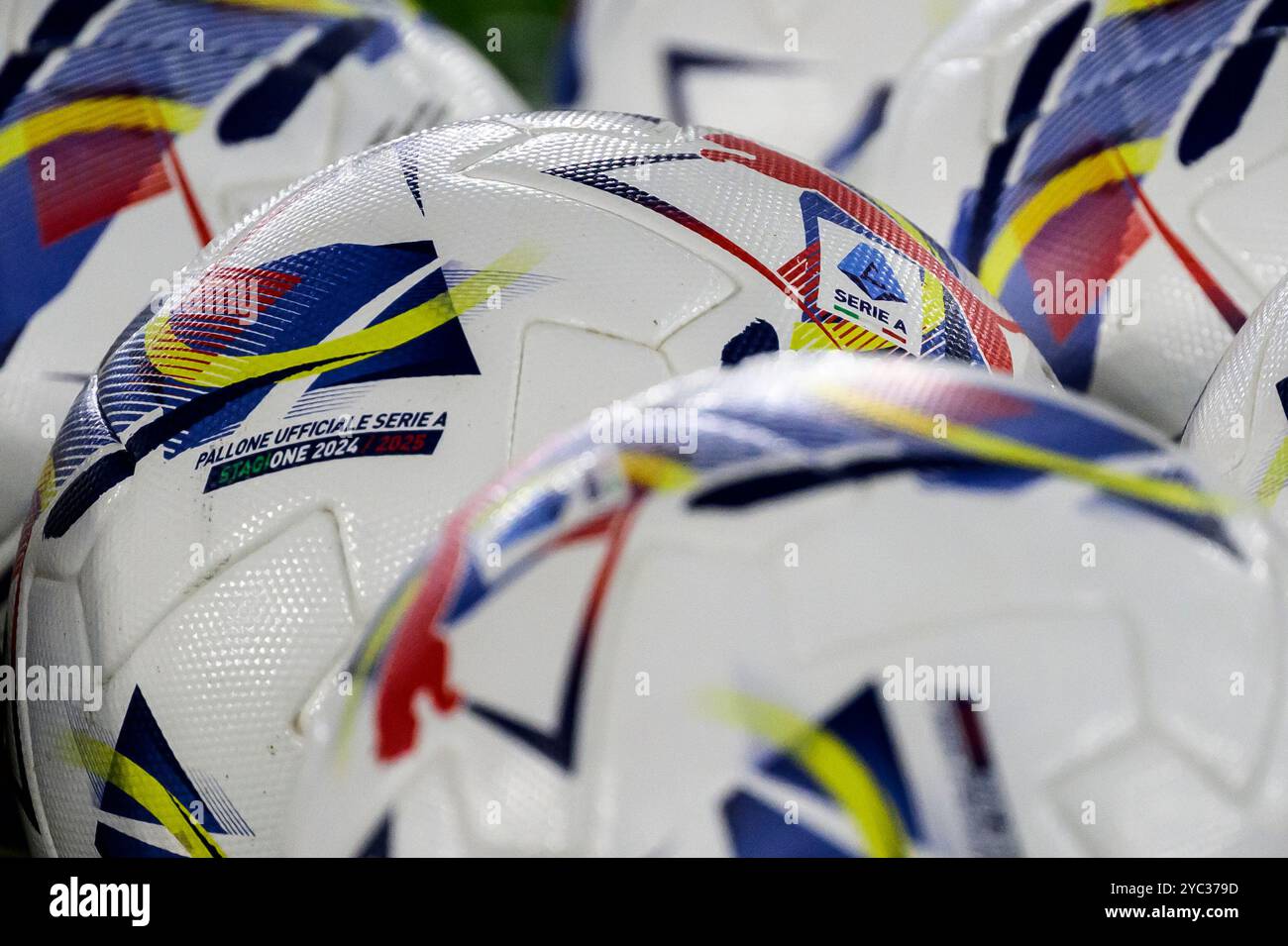 Le logo « Lega Serie A » de la ligue italienne est imprimé sur un ballon officiel de la ligue lors du match de Serie A entre L'AS Roma et le FC Internazionale au stade Olimpico de Rome (Italie), le 20 octobre 2024. Banque D'Images