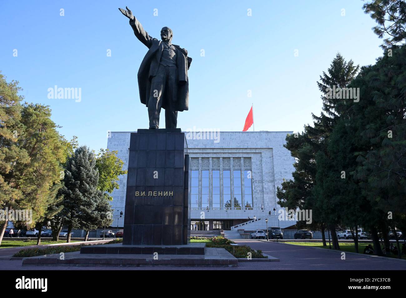 KIRGHIZISTAN, capitale Bichkek, statue de W.I. Lénine érigée en 1984, à l'occasion du 60e anniversaire de la République socialiste soviétique kirghize, se dresse aujourd'hui derrière le musée d'histoire nationale / KIRGISISTAN, Hauptsstadt Bischkek, bis 1991 Frunse, Wladimir Iljitsch Statue de Lénine am Musem für Nationalgeschichte Banque D'Images